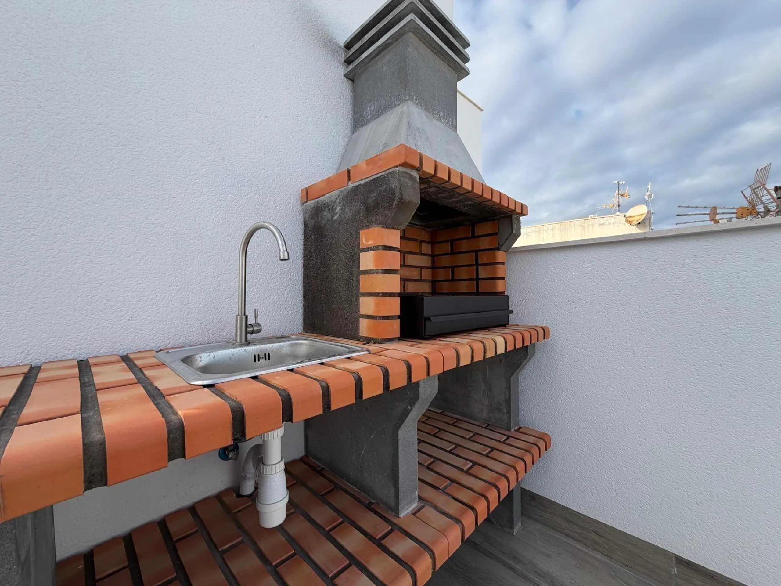 NUEVO APARTAMENTO EN RESIDENCIAL "ALEGRIA 21" CON GARAJE+TRASTERO INCLUIDO. 2 DORM. 2 BAÑOS. 105 M2. PISCINA+SAUNA+BARBACOA.