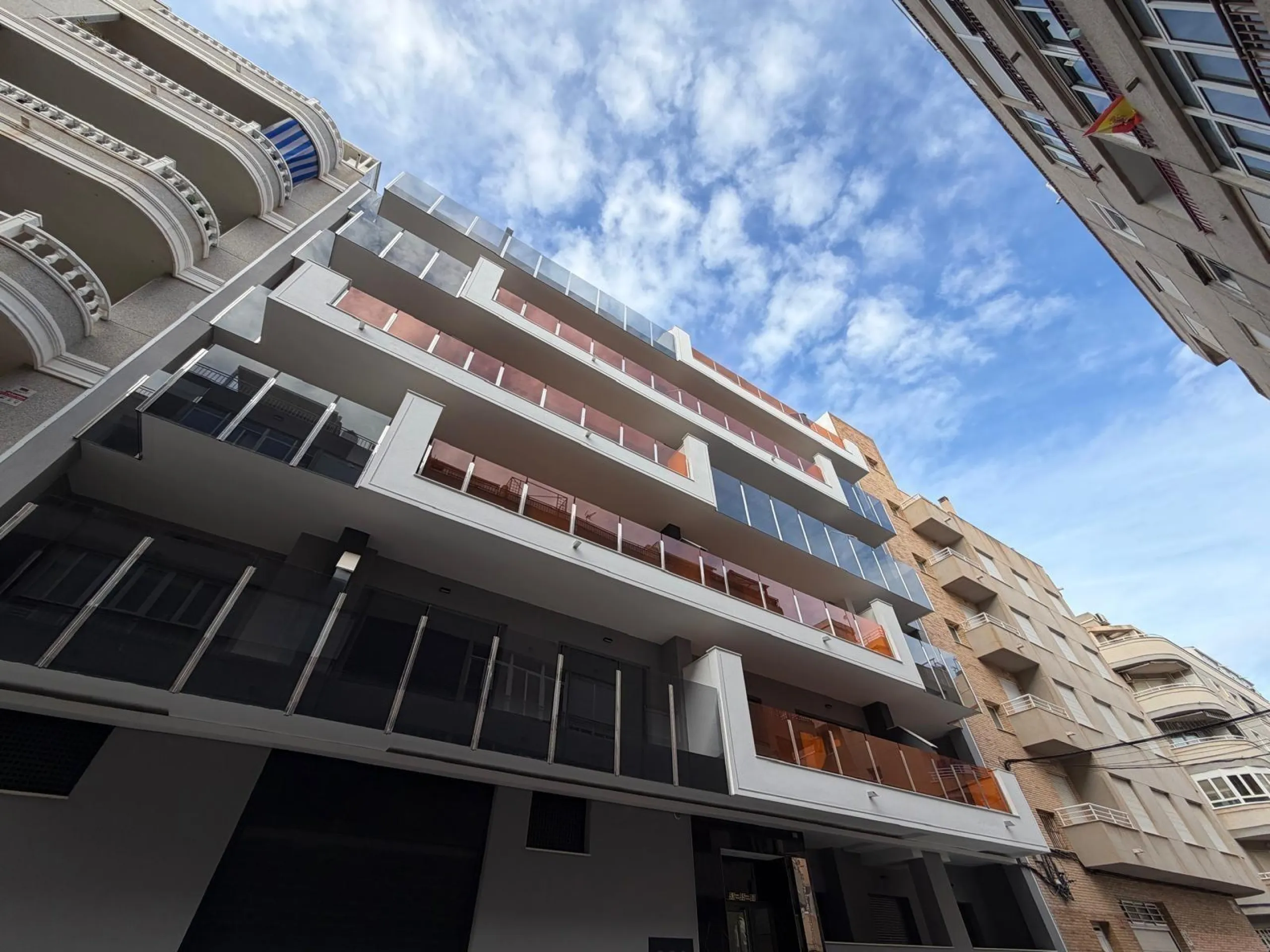 NUEVO APARTAMENTO EN RESIDENCIAL "ALEGRIA 21" CON GARAJE+TRASTERO INCLUIDO. 2 DORM. 2 BAÑOS. 105 M2. PISCINA+SAUNA+BARBACOA.