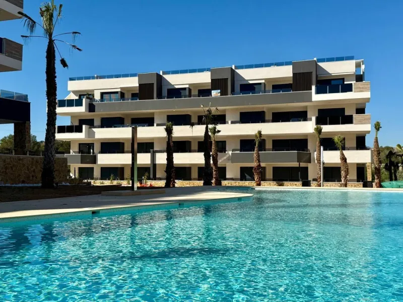 Apartamento completamente amueblado en Ático con dos plazas de aparcamiento, trastero, solárium privado 70m2, piscina comunitaria, gimnasio, sauna y jacuzzi.