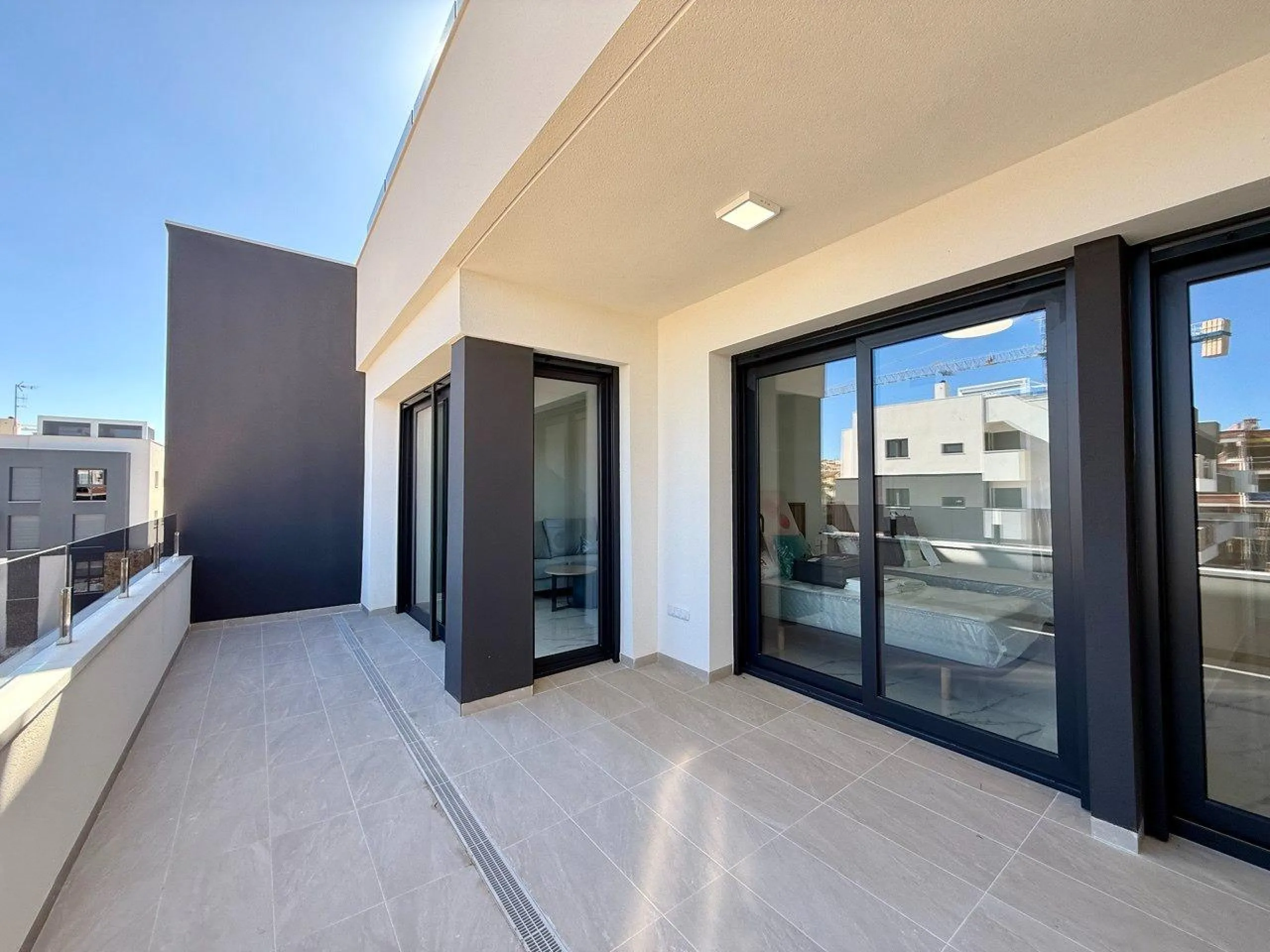 Apartamento completamente amueblado en Ático con dos plazas de aparcamiento, trastero, solárium privado 70m2, piscina comunitaria, gimnasio, sauna y jacuzzi.