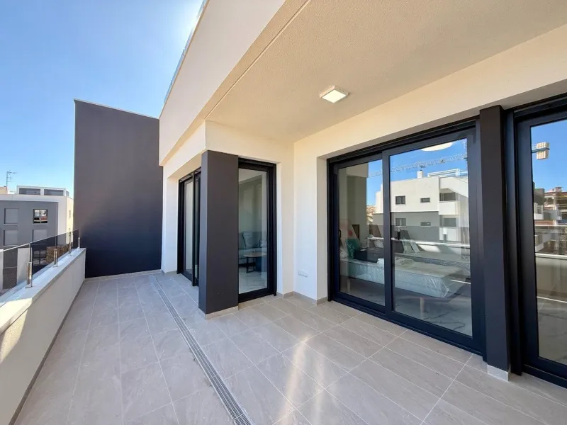 Apartamento completamente amueblado en Ático con dos plazas de aparcamiento, trastero, solárium privado 70m2, piscina comunitaria, gimnasio, sauna y jacuzzi.