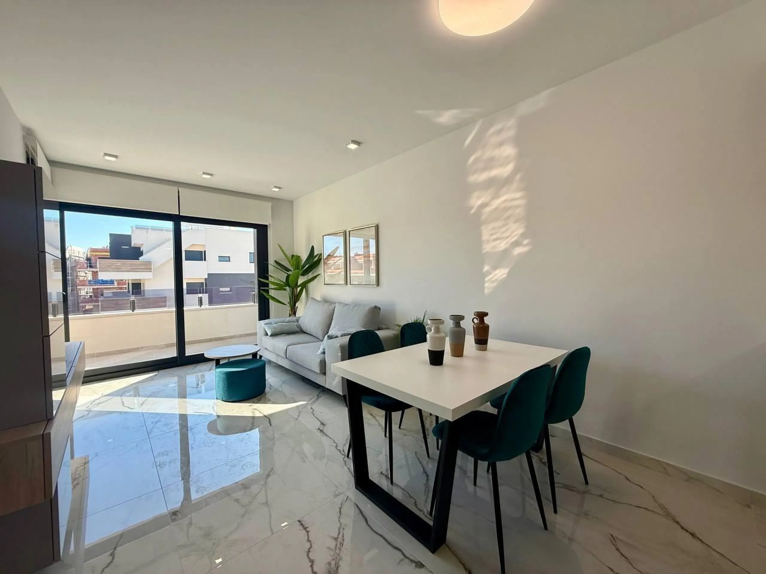 Apartamento completamente amueblado en Ático con dos plazas de aparcamiento, trastero, solárium privado 70m2, piscina comunitaria, gimnasio, sauna y jacuzzi.