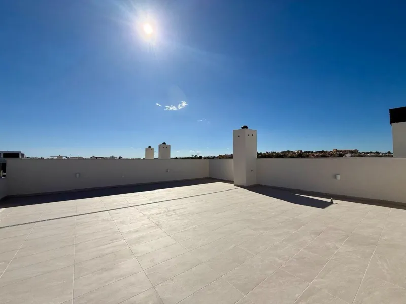 Apartamento completamente amueblado en Ático con dos plazas de aparcamiento, trastero, solárium privado 70m2, piscina comunitaria, gimnasio, sauna y jacuzzi.