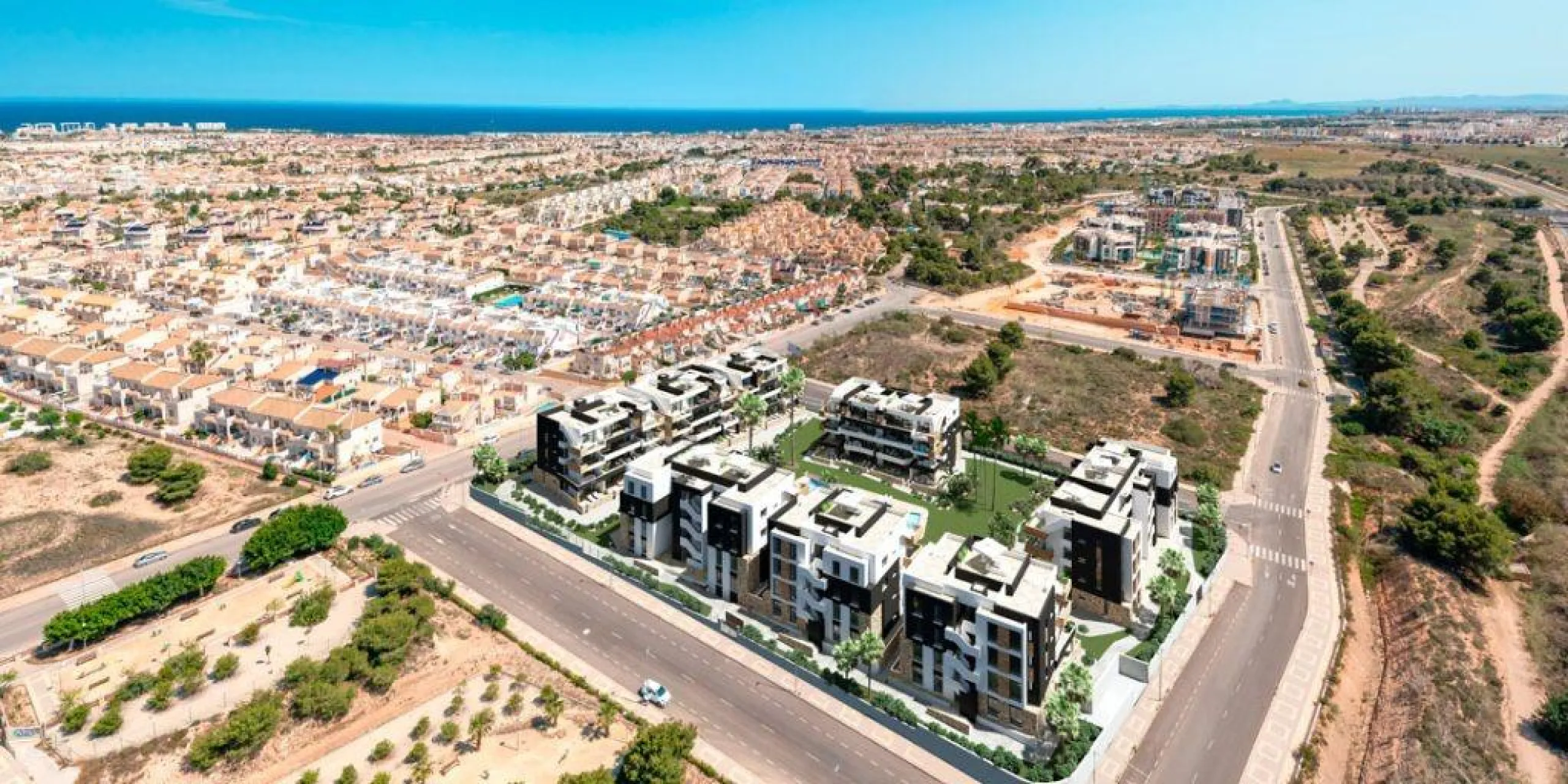 Apartamento completamente amueblado en Ático con dos plazas de aparcamiento, trastero, solárium privado 70m2, piscina comunitaria, gimnasio, sauna y jacuzzi.