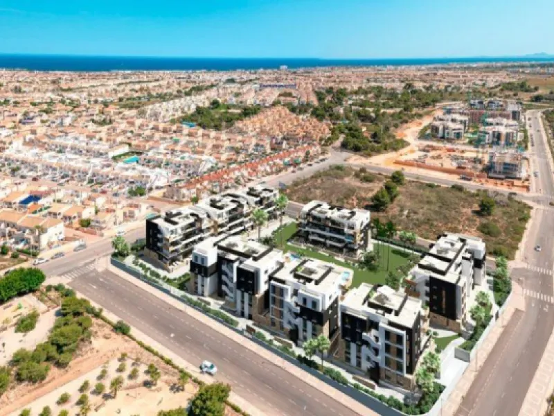 Apartamento completamente amueblado en Ático con dos plazas de aparcamiento, trastero, solárium privado 70m2, piscina comunitaria, gimnasio, sauna y jacuzzi.