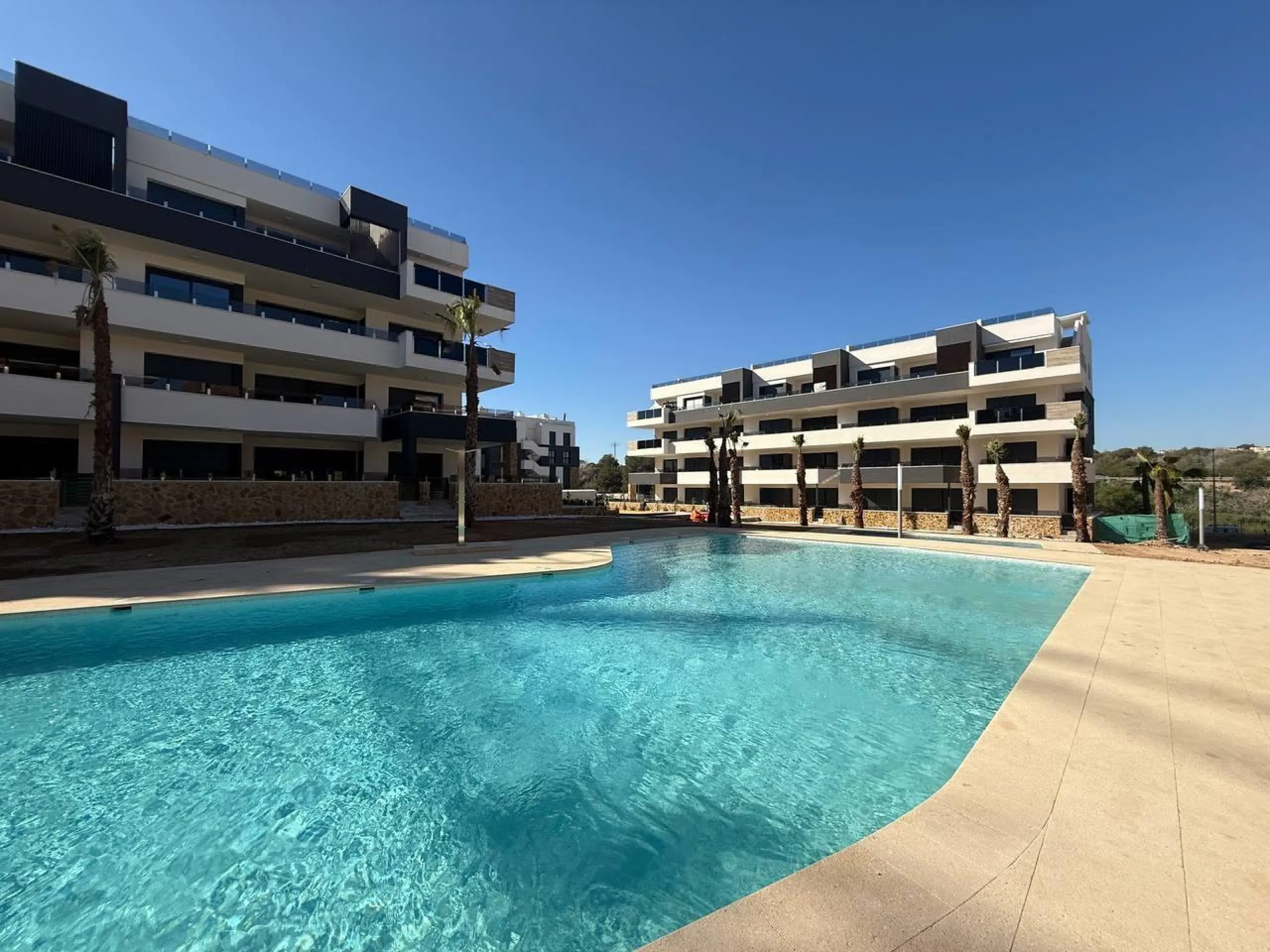 Apartamento completamente amueblado en Ático con dos plazas de aparcamiento, trastero, solárium privado 70m2, piscina comunitaria, gimnasio, sauna y jacuzzi.