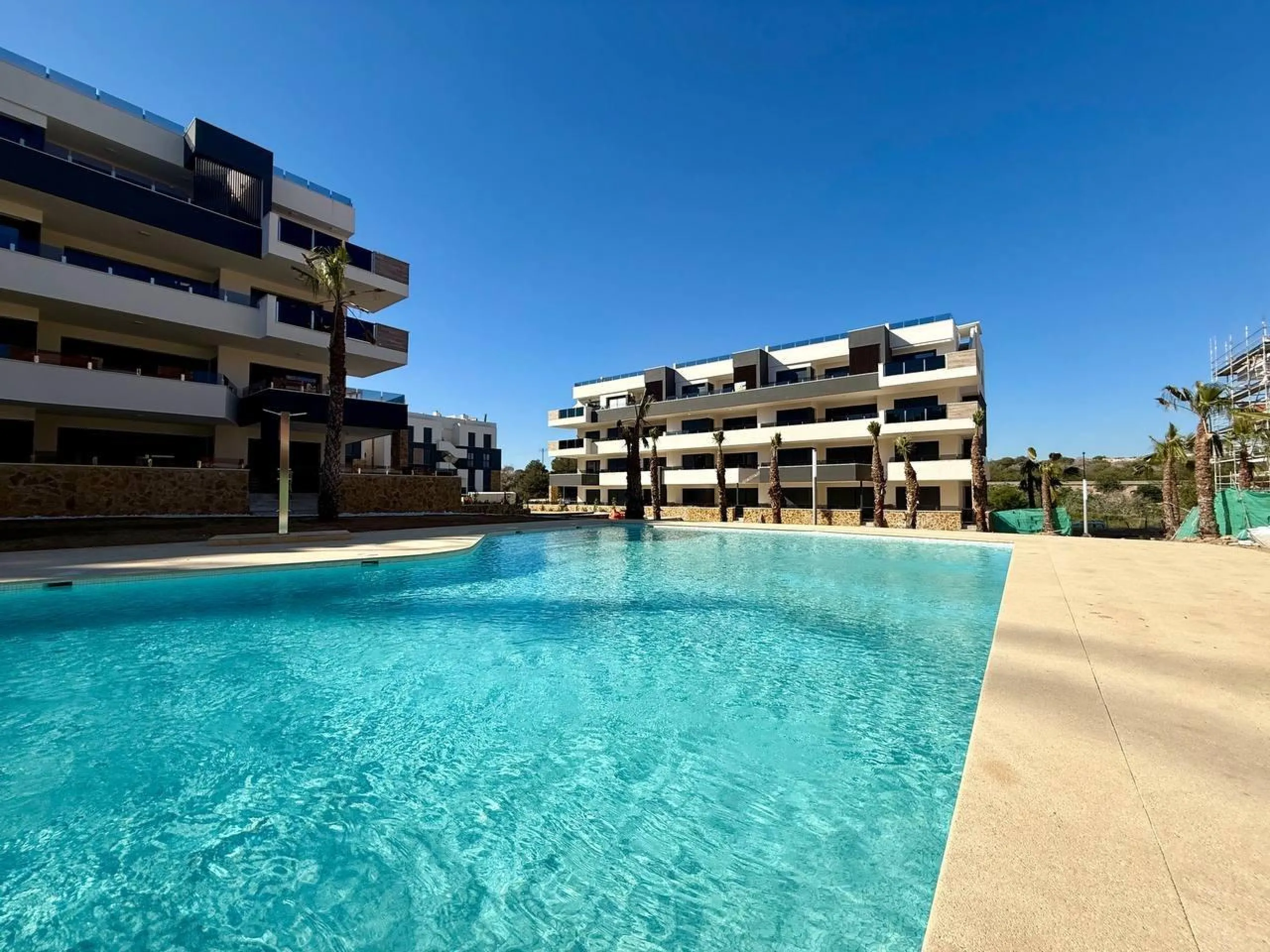 Apartamento completamente amueblado en Ático con dos plazas de aparcamiento, trastero, solárium privado 70m2, piscina comunitaria, gimnasio, sauna y jacuzzi.