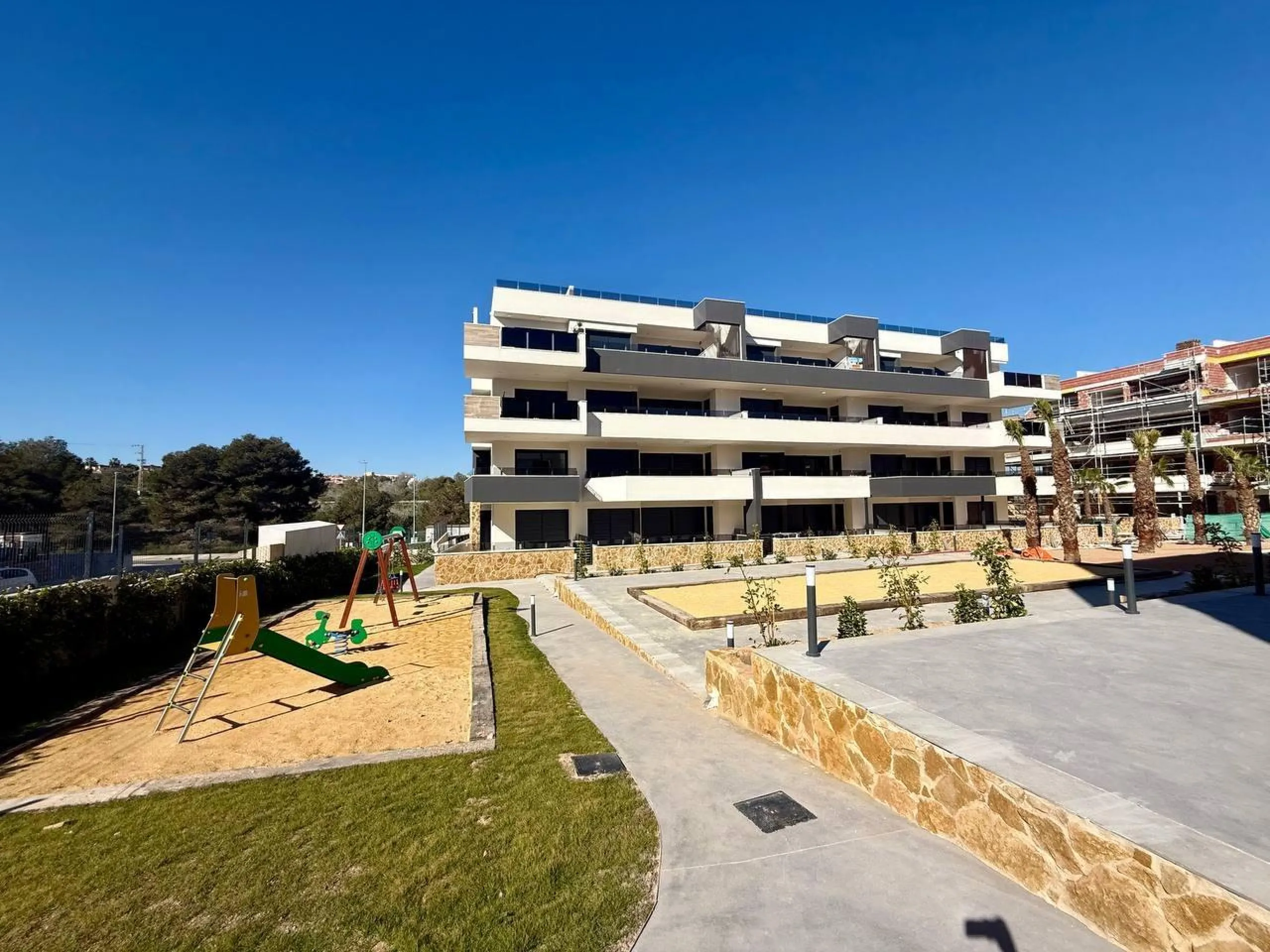 Apartamento completamente amueblado en Ático con dos plazas de aparcamiento, trastero, solárium privado 70m2, piscina comunitaria, gimnasio, sauna y jacuzzi.