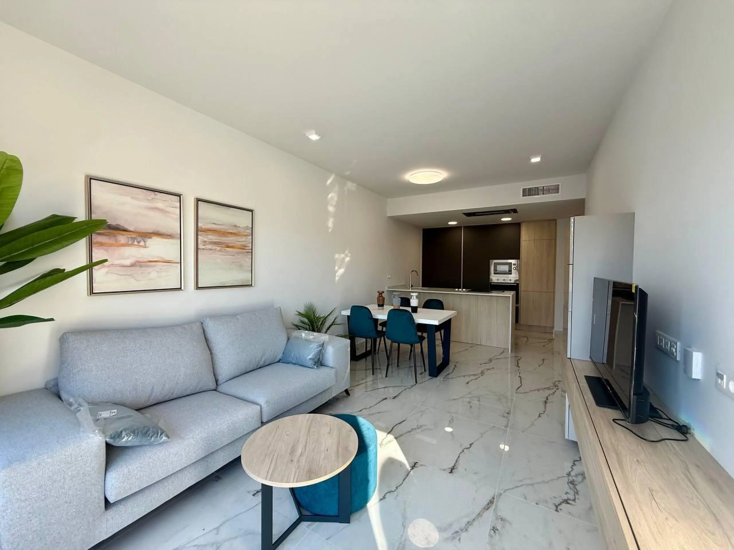 Apartamento completamente amueblado en Ático con dos plazas de aparcamiento, trastero, solárium privado 70m2, piscina comunitaria, gimnasio, sauna y jacuzzi.