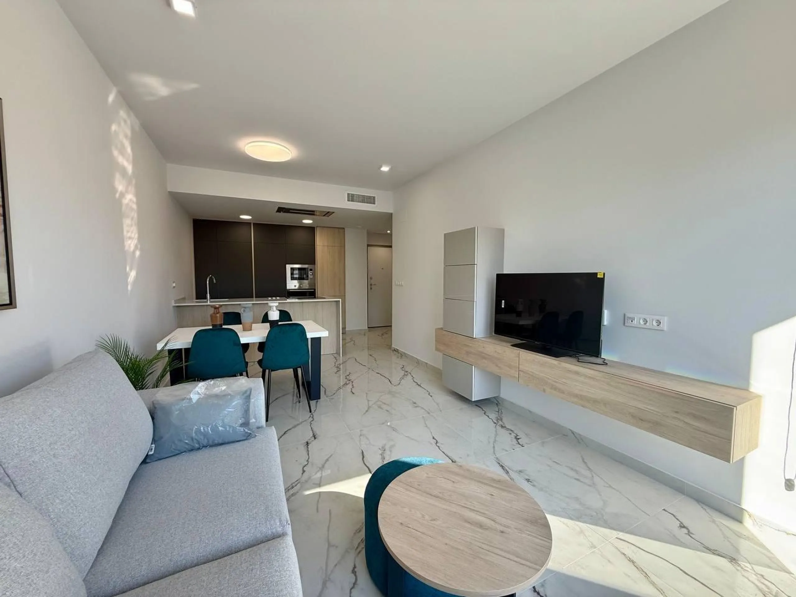Apartamento completamente amueblado en Ático con dos plazas de aparcamiento, trastero, solárium privado 70m2, piscina comunitaria, gimnasio, sauna y jacuzzi.