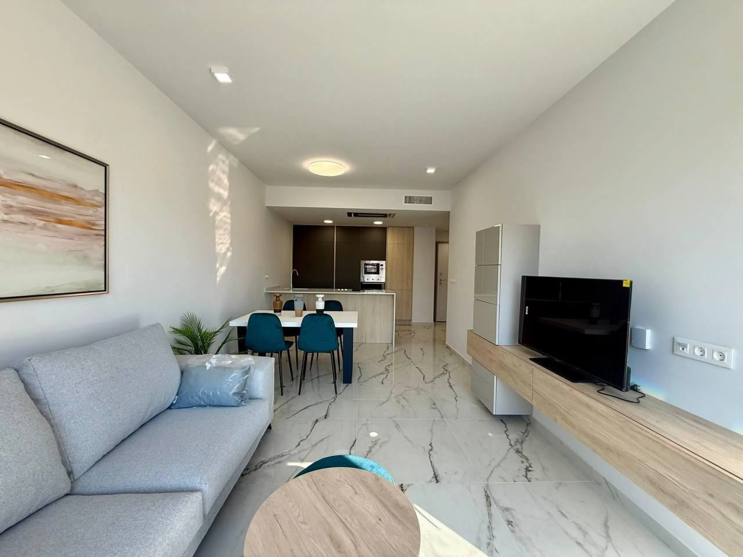 Apartamento completamente amueblado en Ático con dos plazas de aparcamiento, trastero, solárium privado 70m2, piscina comunitaria, gimnasio, sauna y jacuzzi.