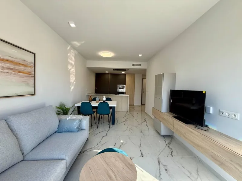 Apartamento completamente amueblado en Ático con dos plazas de aparcamiento, trastero, solárium privado 70m2, piscina comunitaria, gimnasio, sauna y jacuzzi.