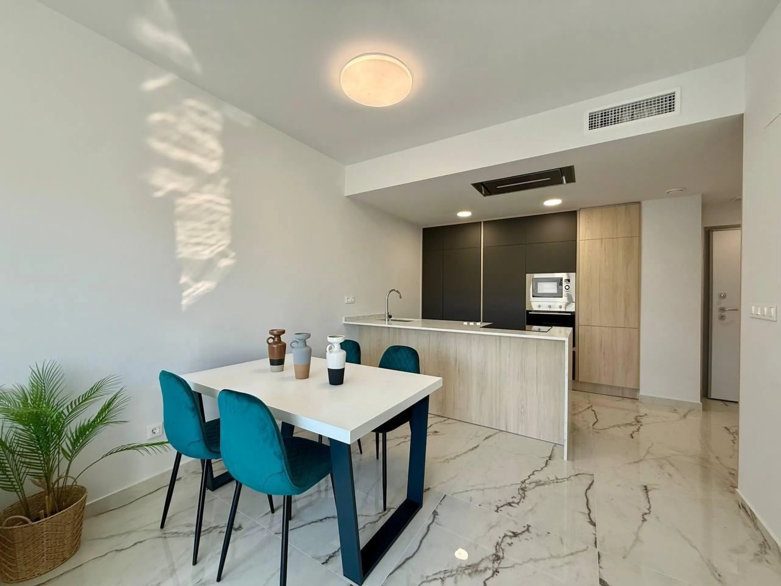Apartamento completamente amueblado en Ático con dos plazas de aparcamiento, trastero, solárium privado 70m2, piscina comunitaria, gimnasio, sauna y jacuzzi.