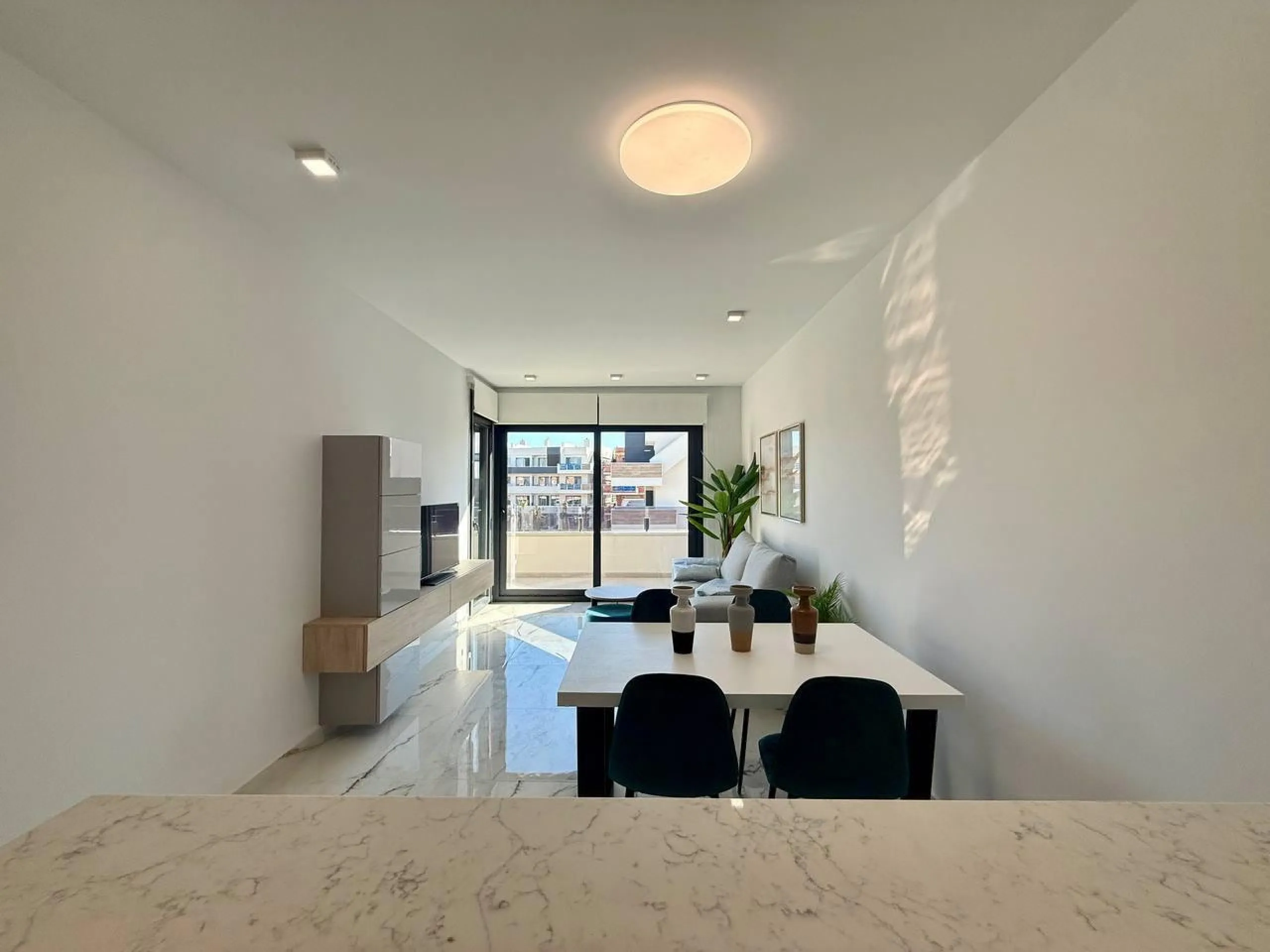 Apartamento completamente amueblado en Ático con dos plazas de aparcamiento, trastero, solárium privado 70m2, piscina comunitaria, gimnasio, sauna y jacuzzi.