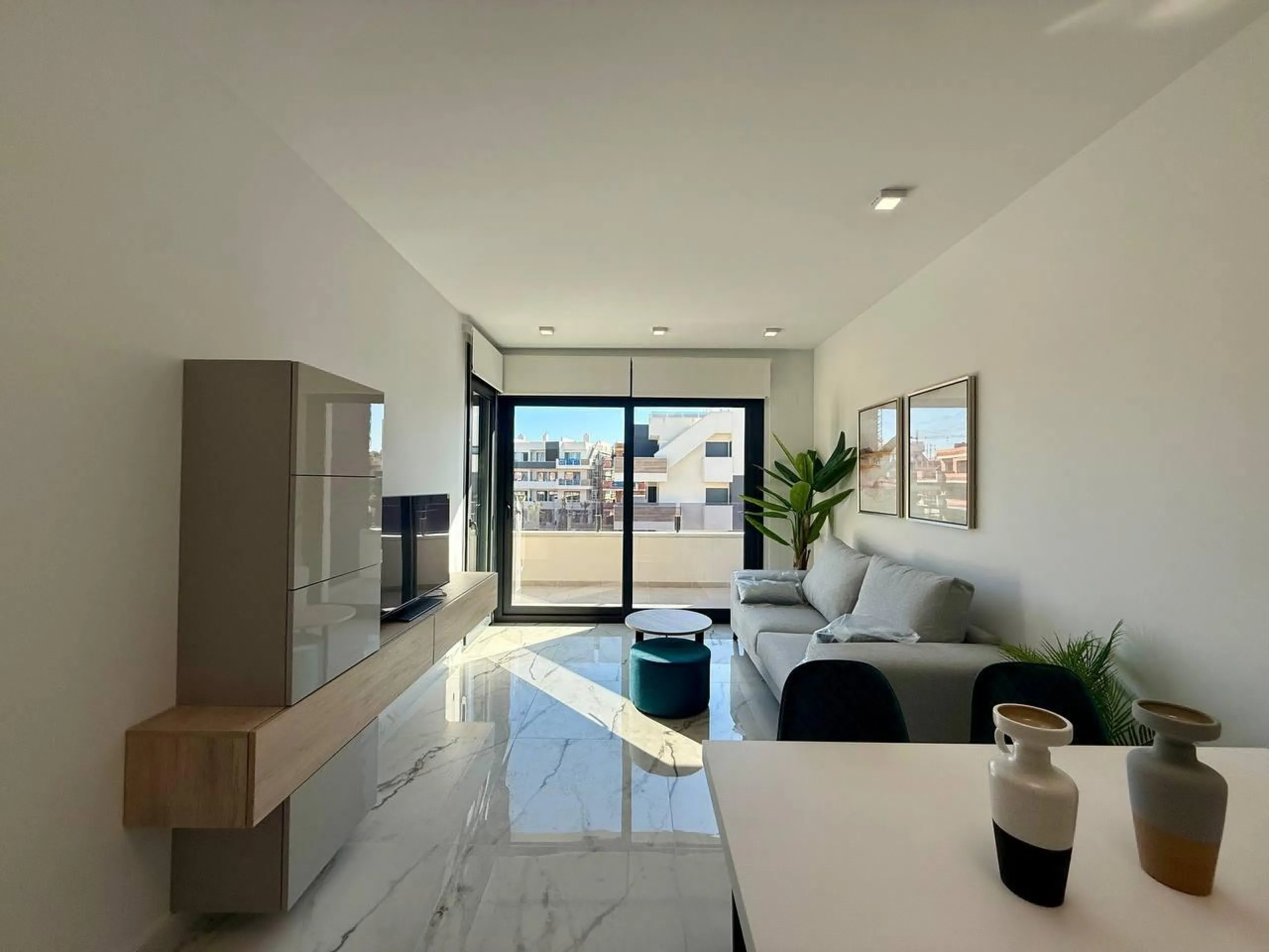Apartamento completamente amueblado en Ático con dos plazas de aparcamiento, trastero, solárium privado 70m2, piscina comunitaria, gimnasio, sauna y jacuzzi.