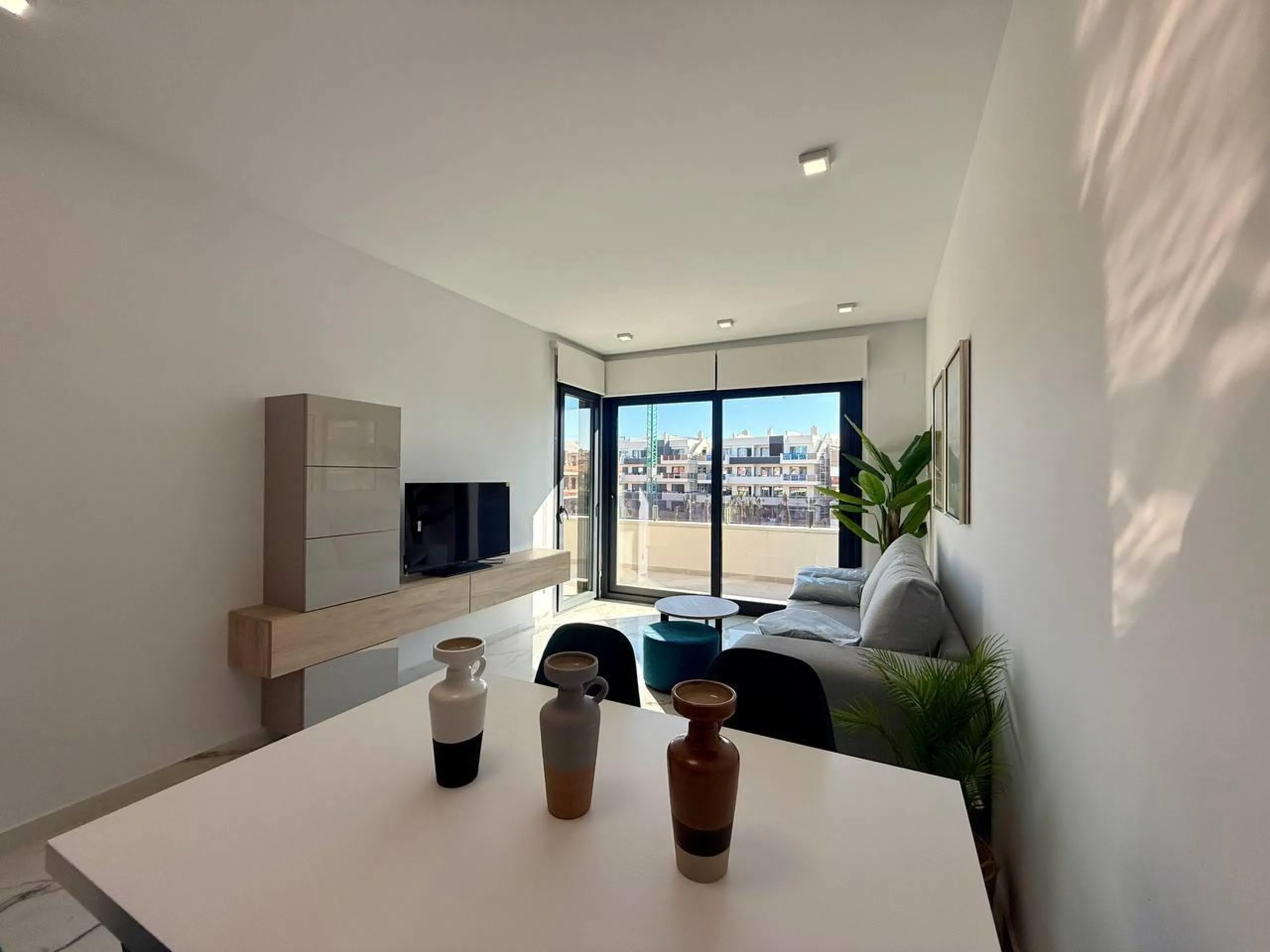 Apartamento completamente amueblado en Ático con dos plazas de aparcamiento, trastero, solárium privado 70m2, piscina comunitaria, gimnasio, sauna y jacuzzi.