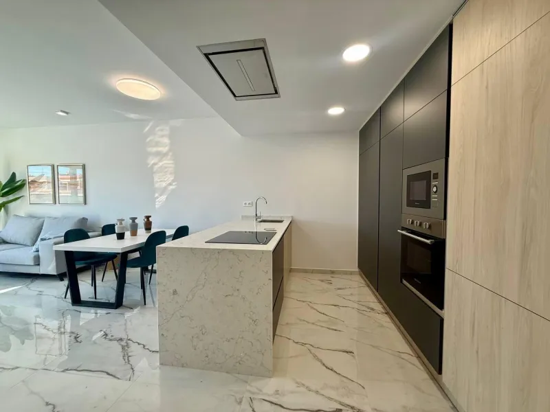 Apartamento completamente amueblado en Ático con dos plazas de aparcamiento, trastero, solárium privado 70m2, piscina comunitaria, gimnasio, sauna y jacuzzi.