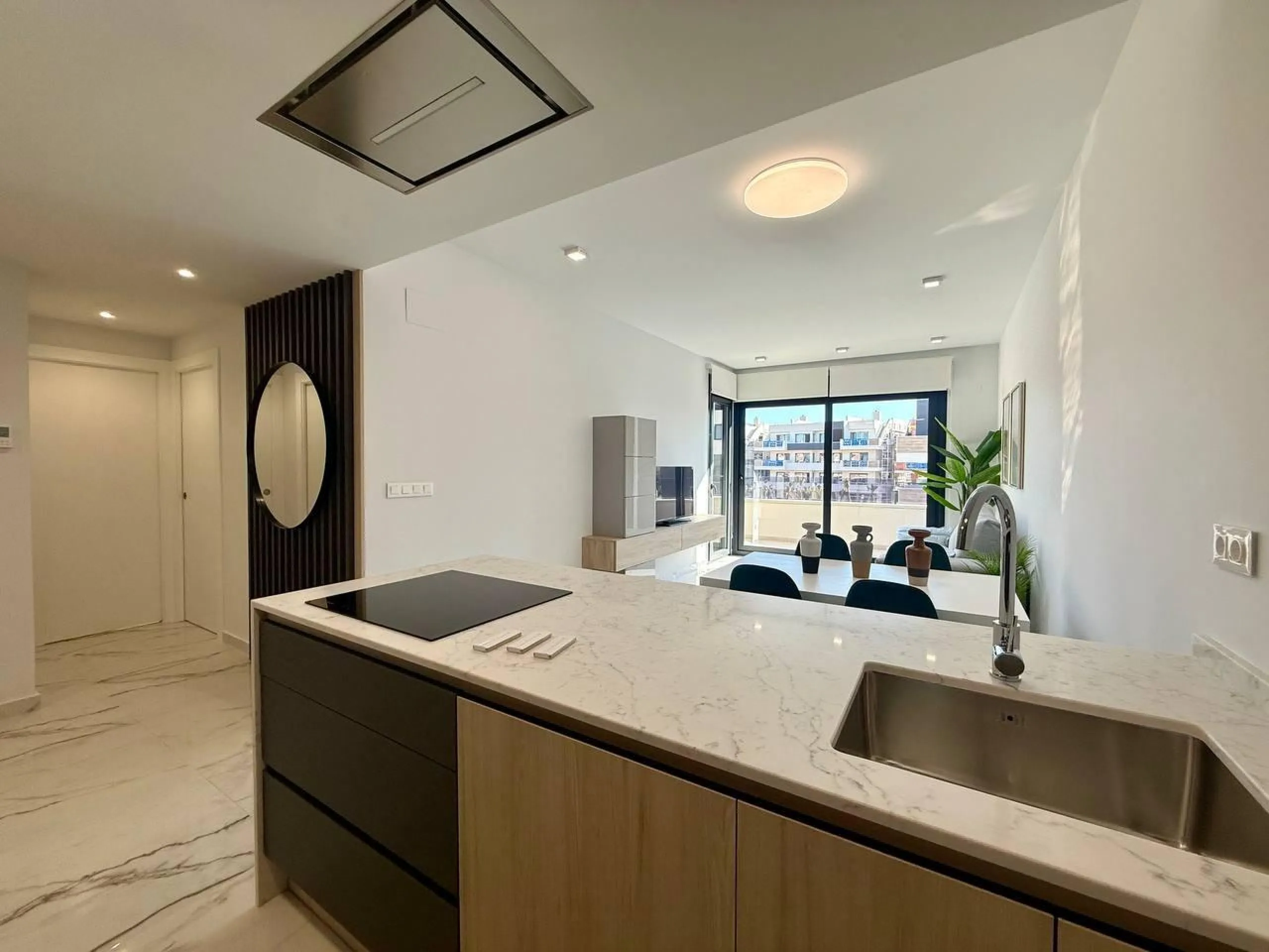 Apartamento completamente amueblado en Ático con dos plazas de aparcamiento, trastero, solárium privado 70m2, piscina comunitaria, gimnasio, sauna y jacuzzi.