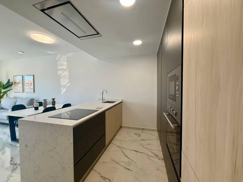 Apartamento completamente amueblado en Ático con dos plazas de aparcamiento, trastero, solárium privado 70m2, piscina comunitaria, gimnasio, sauna y jacuzzi.