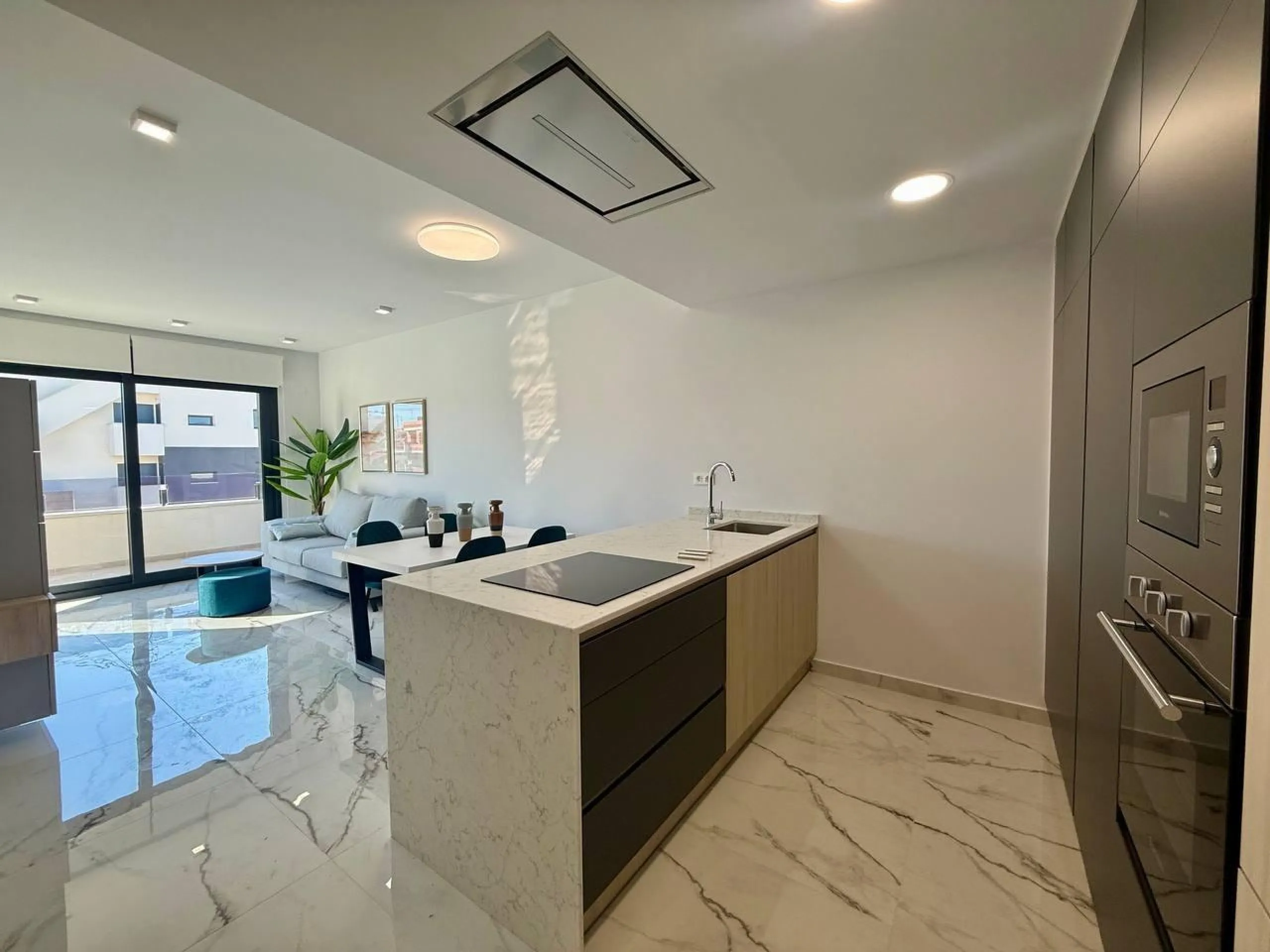 Apartamento completamente amueblado en Ático con dos plazas de aparcamiento, trastero, solárium privado 70m2, piscina comunitaria, gimnasio, sauna y jacuzzi.