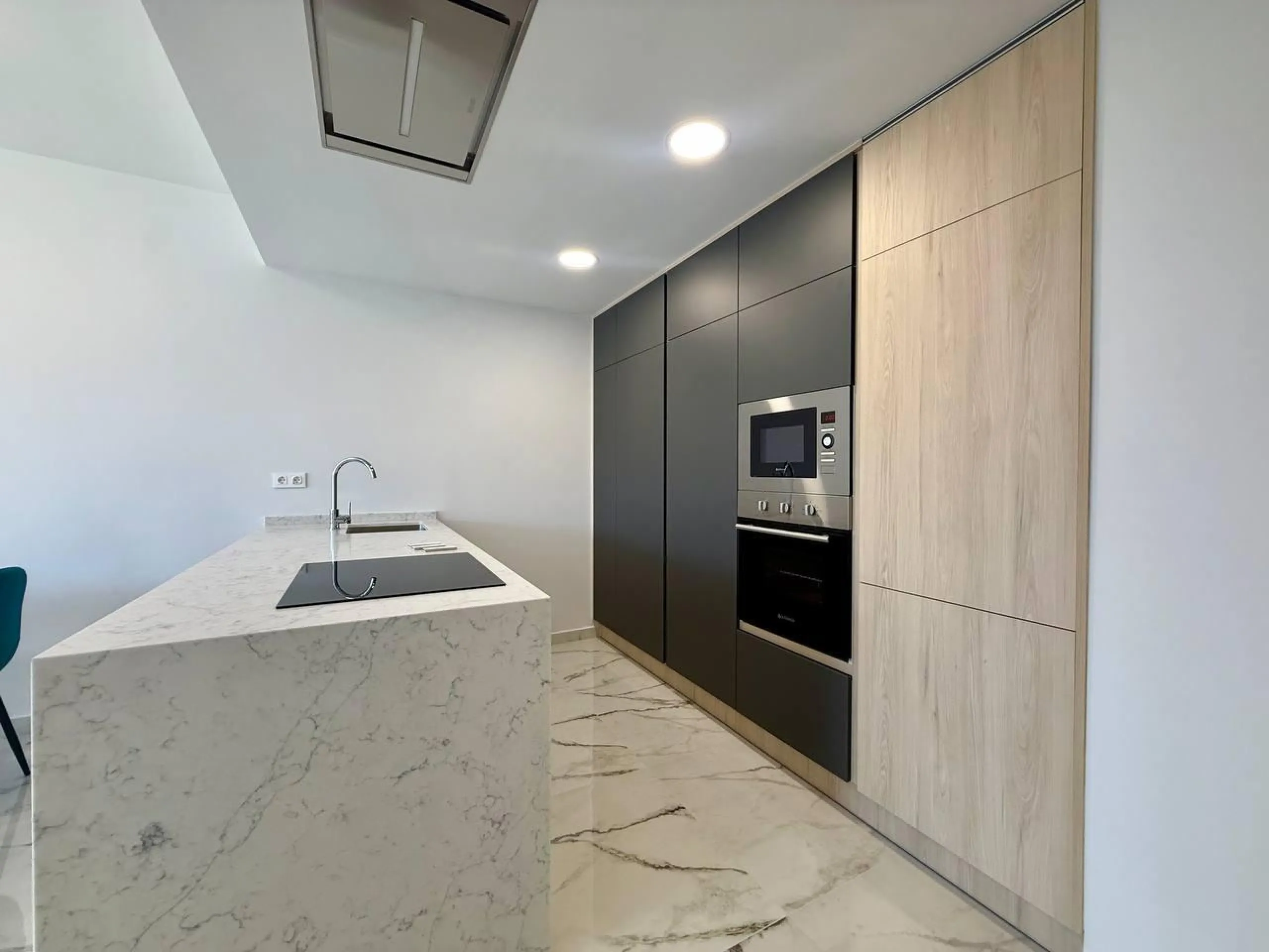 Apartamento completamente amueblado en Ático con dos plazas de aparcamiento, trastero, solárium privado 70m2, piscina comunitaria, gimnasio, sauna y jacuzzi.