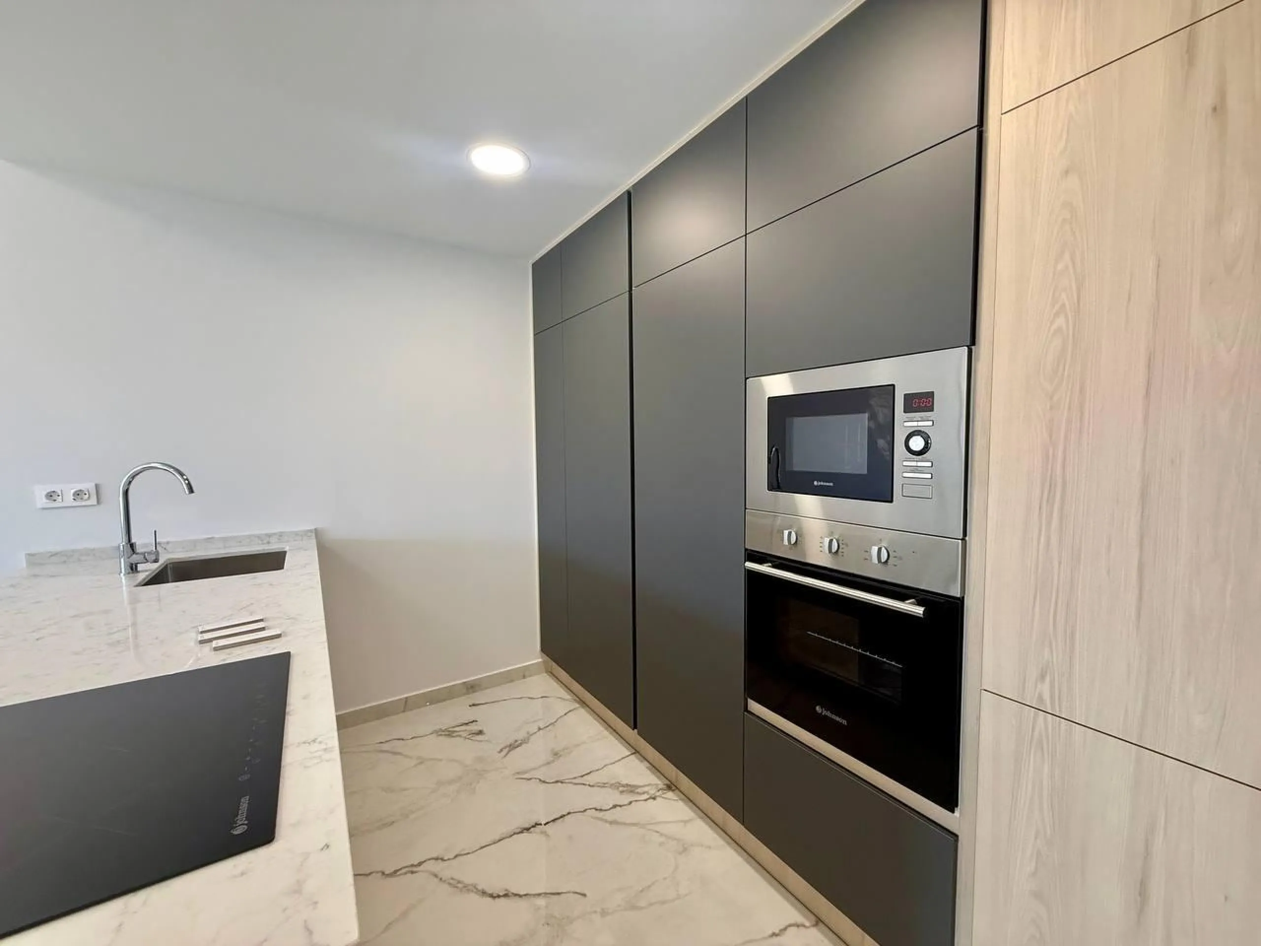 Apartamento completamente amueblado en Ático con dos plazas de aparcamiento, trastero, solárium privado 70m2, piscina comunitaria, gimnasio, sauna y jacuzzi.
