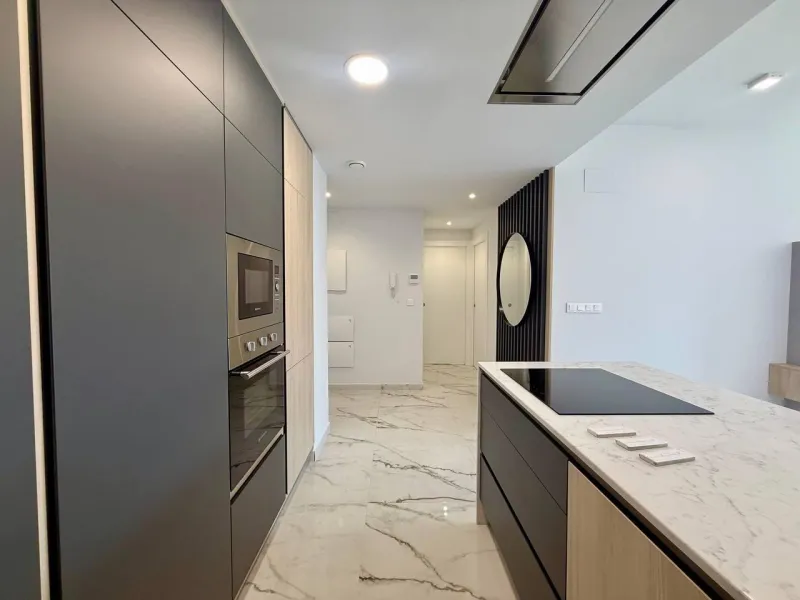 Apartamento completamente amueblado en Ático con dos plazas de aparcamiento, trastero, solárium privado 70m2, piscina comunitaria, gimnasio, sauna y jacuzzi.
