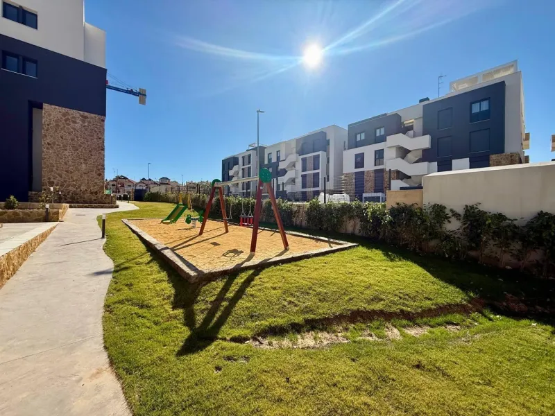 Apartamento completamente amueblado en Ático con dos plazas de aparcamiento, trastero, solárium privado 70m2, piscina comunitaria, gimnasio, sauna y jacuzzi.