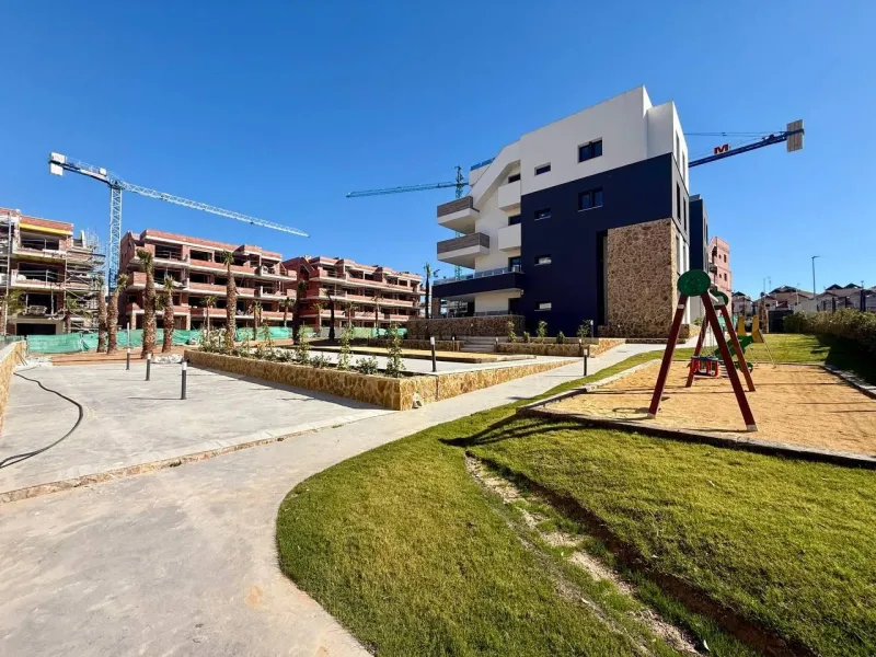 Apartamento completamente amueblado en Ático con dos plazas de aparcamiento, trastero, solárium privado 70m2, piscina comunitaria, gimnasio, sauna y jacuzzi.