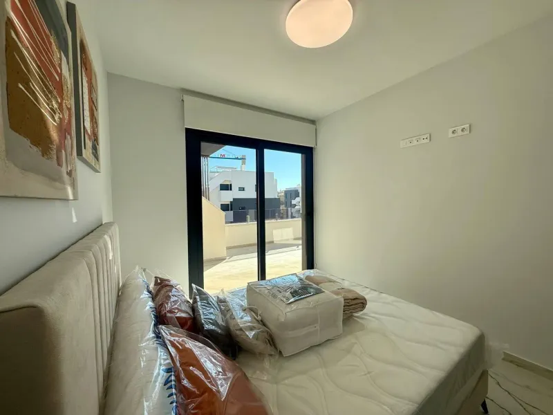 Apartamento completamente amueblado en Ático con dos plazas de aparcamiento, trastero, solárium privado 70m2, piscina comunitaria, gimnasio, sauna y jacuzzi.
