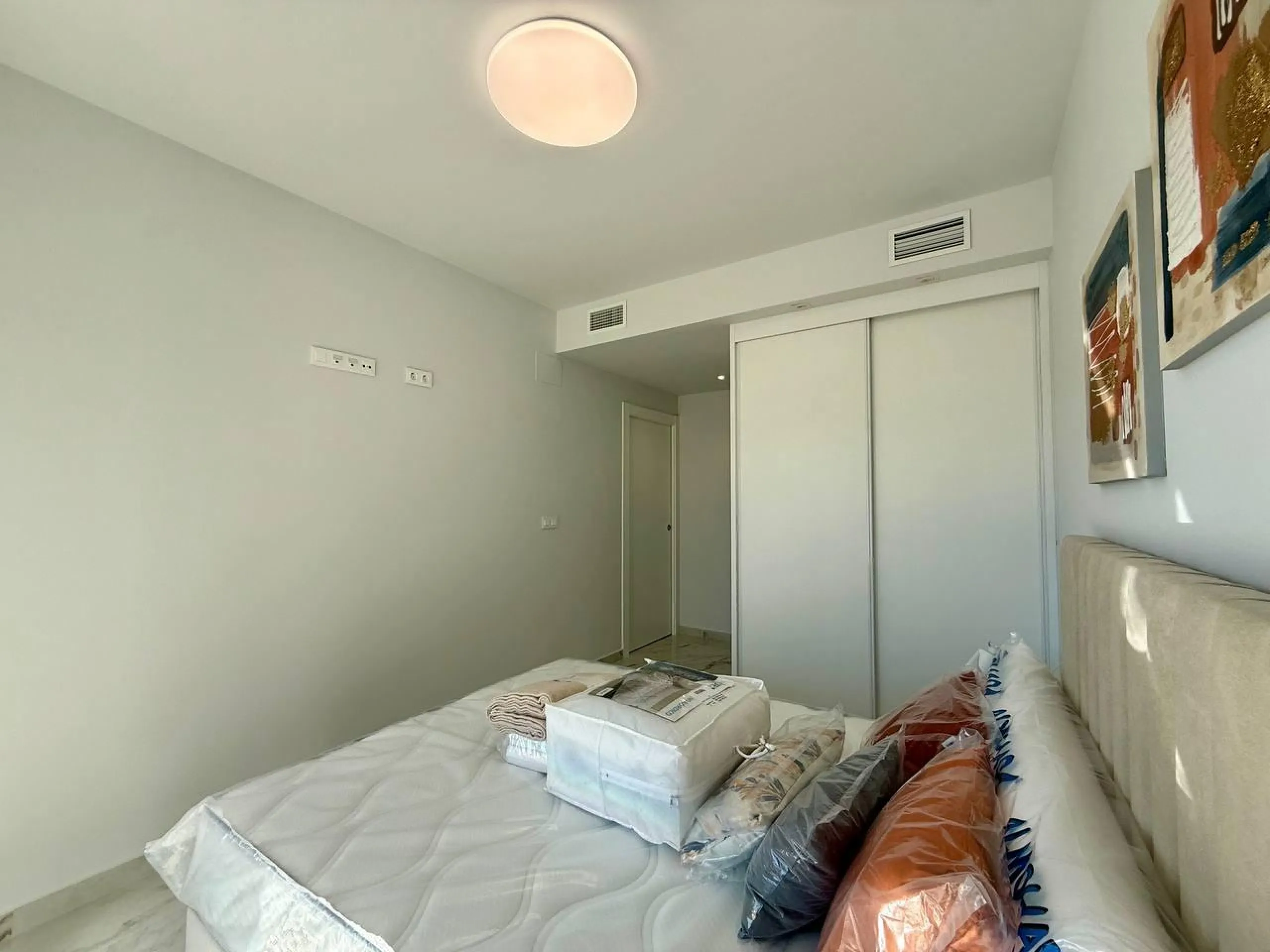 Apartamento completamente amueblado en Ático con dos plazas de aparcamiento, trastero, solárium privado 70m2, piscina comunitaria, gimnasio, sauna y jacuzzi.