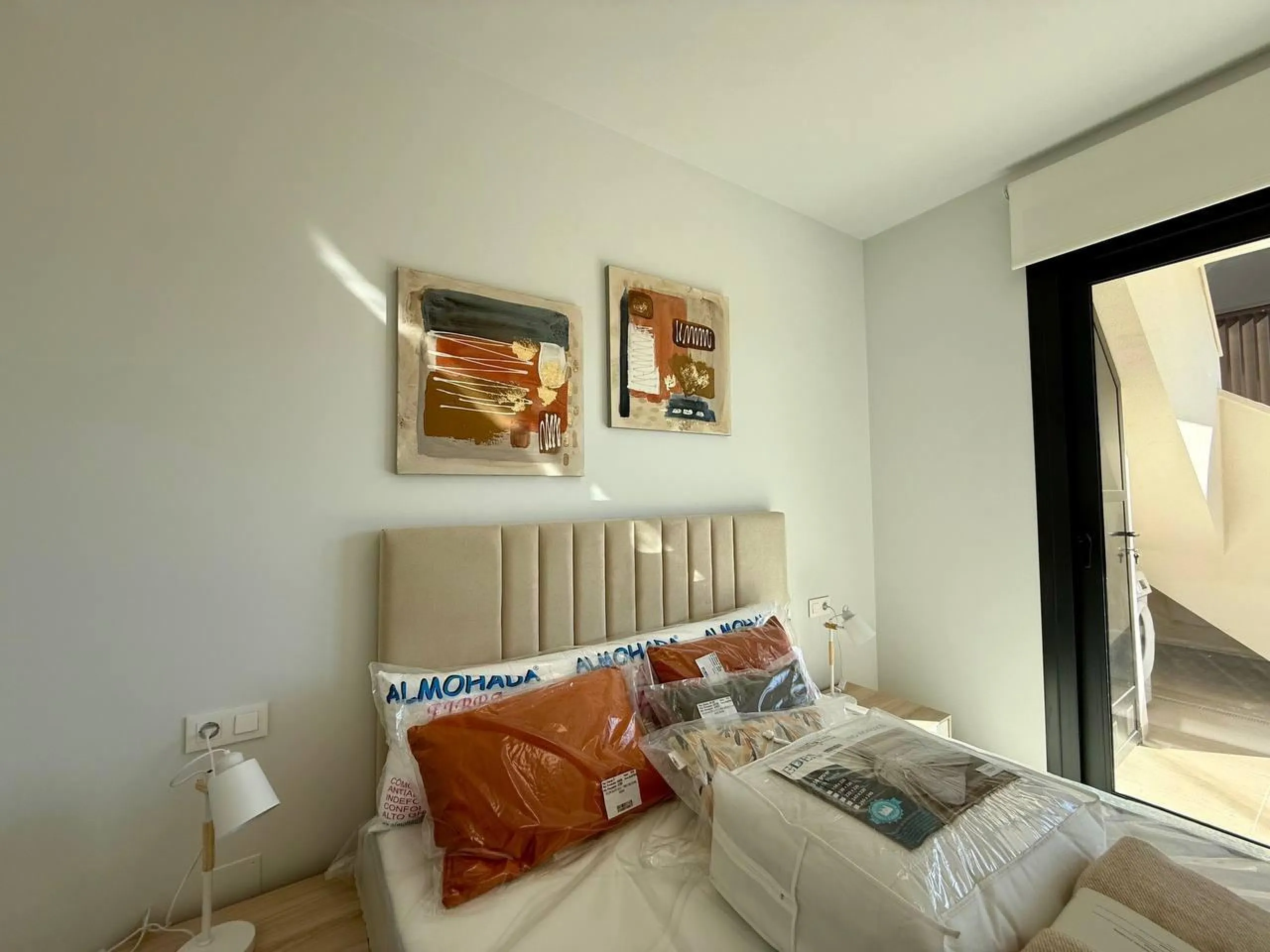 Apartamento completamente amueblado en Ático con dos plazas de aparcamiento, trastero, solárium privado 70m2, piscina comunitaria, gimnasio, sauna y jacuzzi.