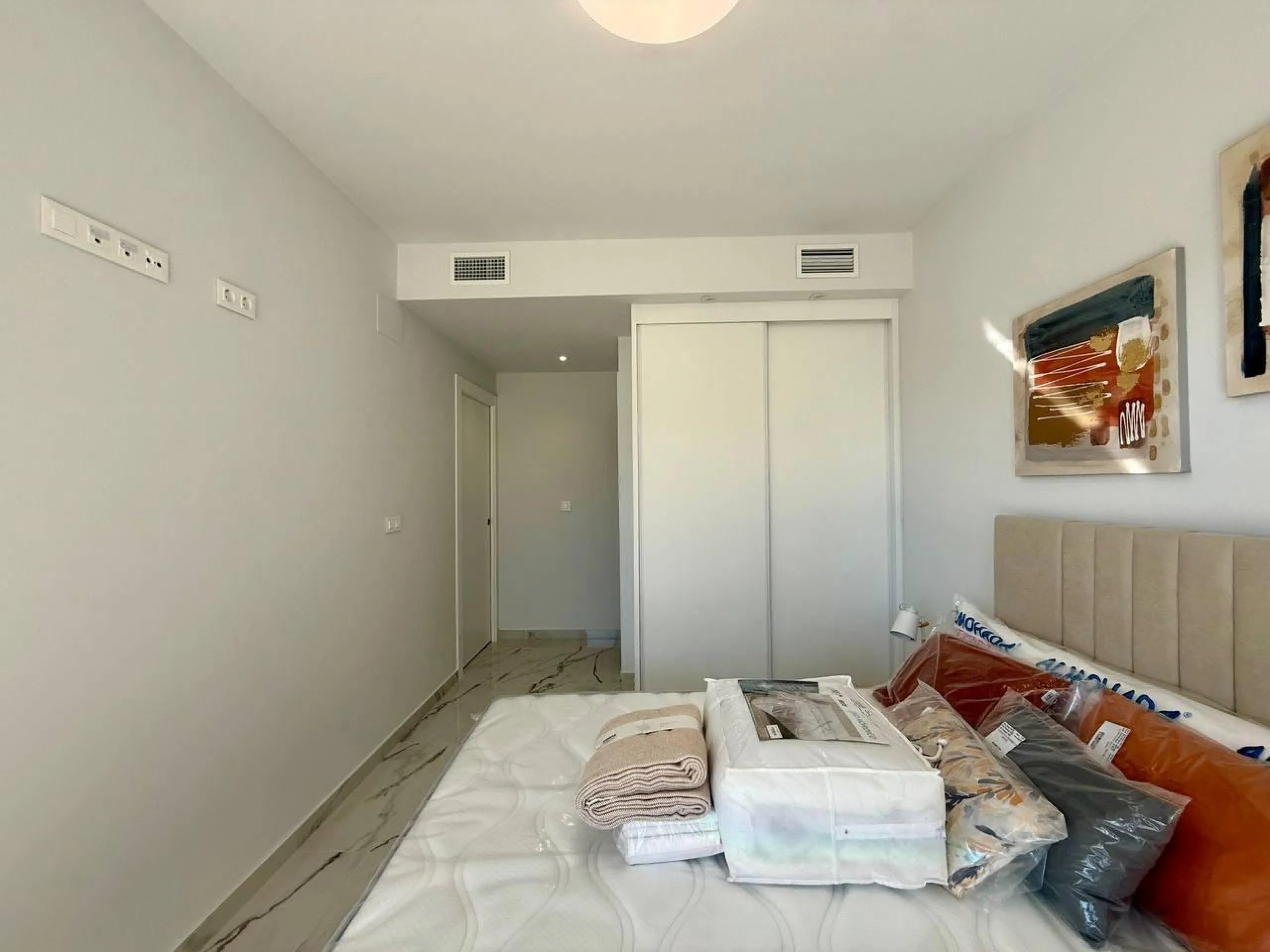 Apartamento completamente amueblado en Ático con dos plazas de aparcamiento, trastero, solárium privado 70m2, piscina comunitaria, gimnasio, sauna y jacuzzi.