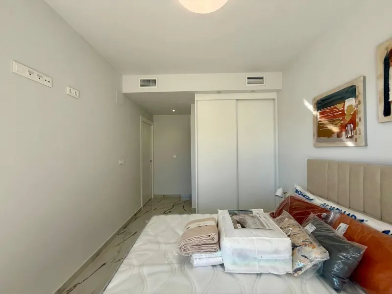 Apartamento completamente amueblado en Ático con dos plazas de aparcamiento, trastero, solárium privado 70m2, piscina comunitaria, gimnasio, sauna y jacuzzi.