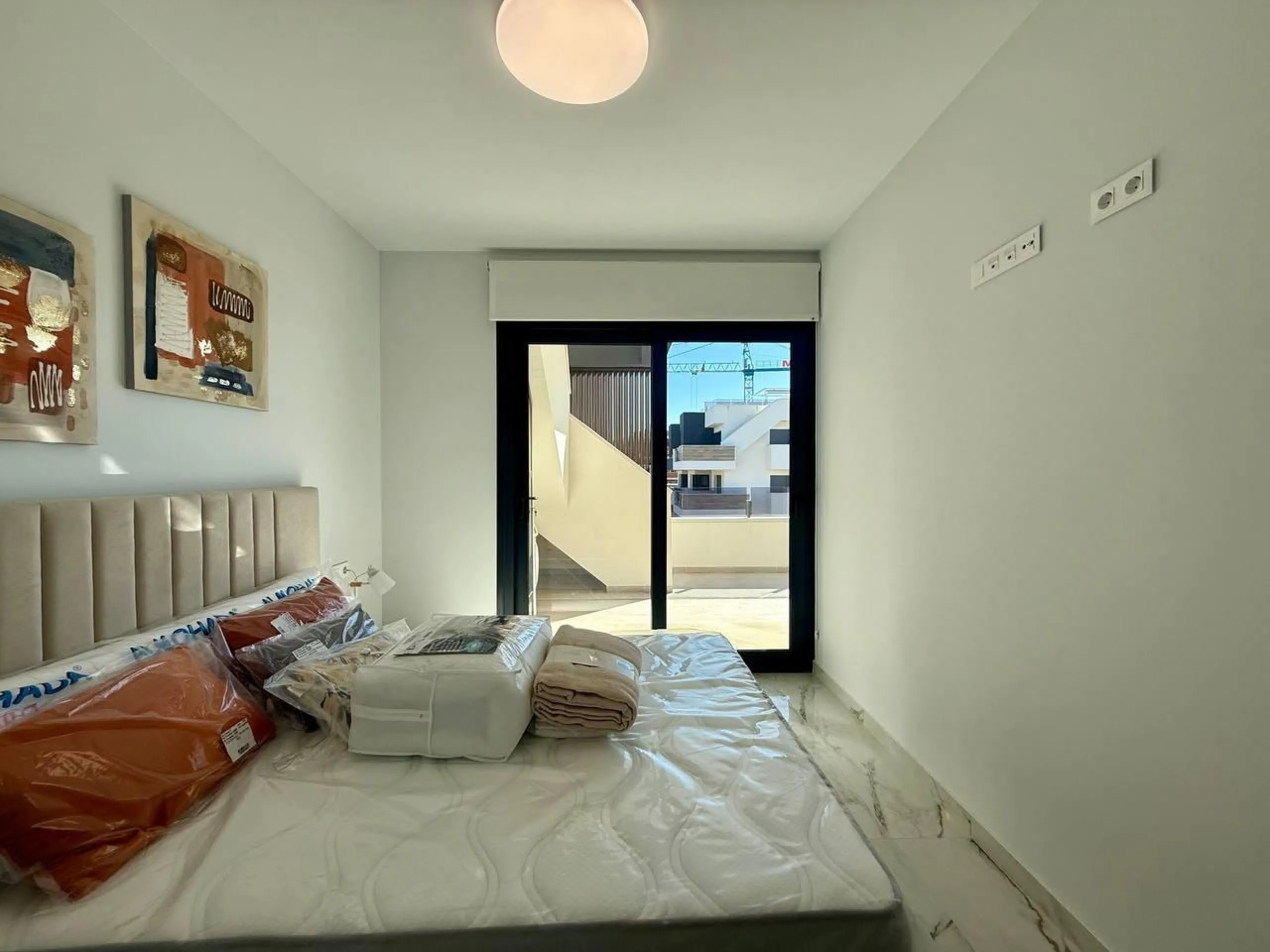 Apartamento completamente amueblado en Ático con dos plazas de aparcamiento, trastero, solárium privado 70m2, piscina comunitaria, gimnasio, sauna y jacuzzi.