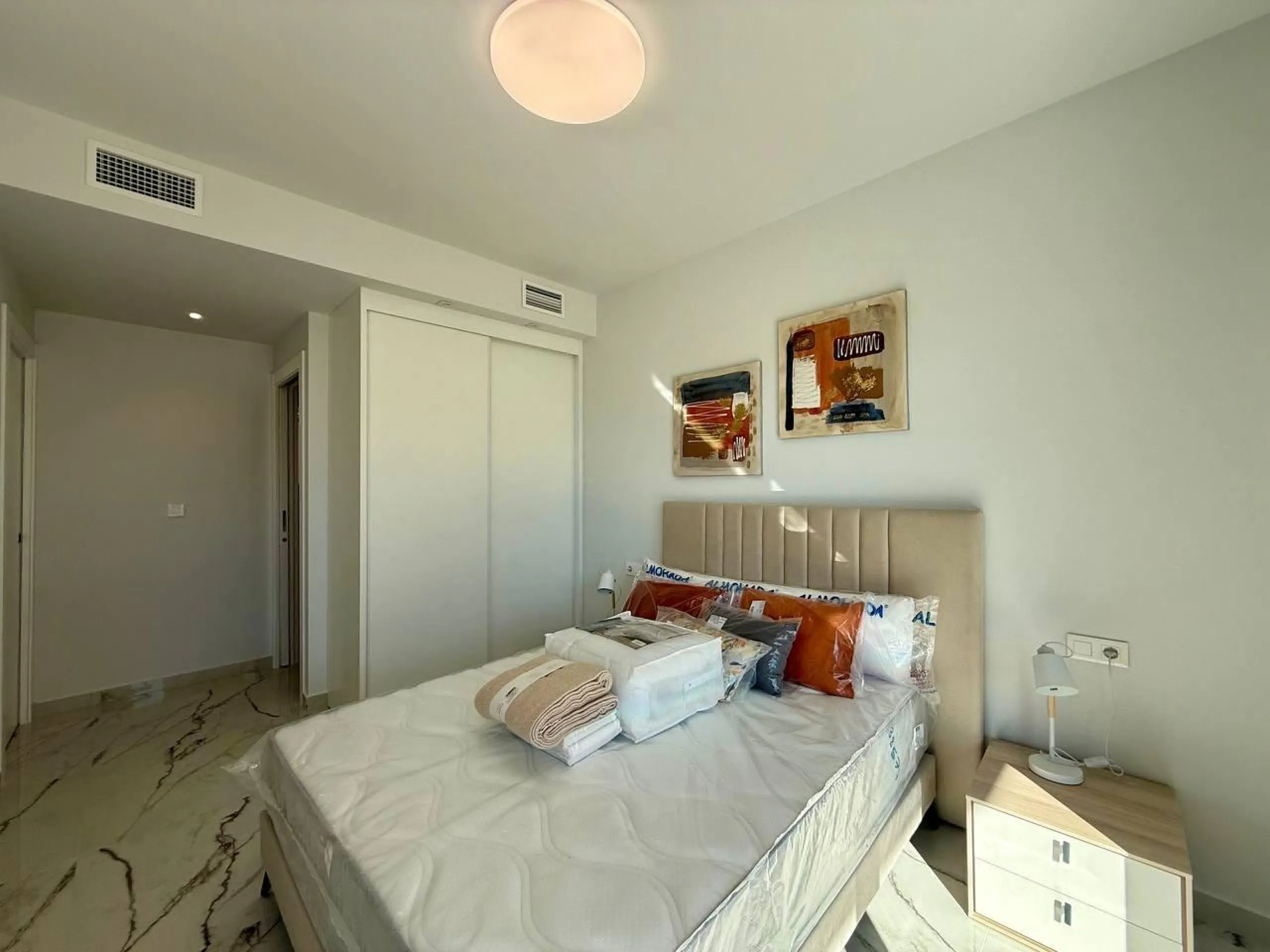 Apartamento completamente amueblado en Ático con dos plazas de aparcamiento, trastero, solárium privado 70m2, piscina comunitaria, gimnasio, sauna y jacuzzi.