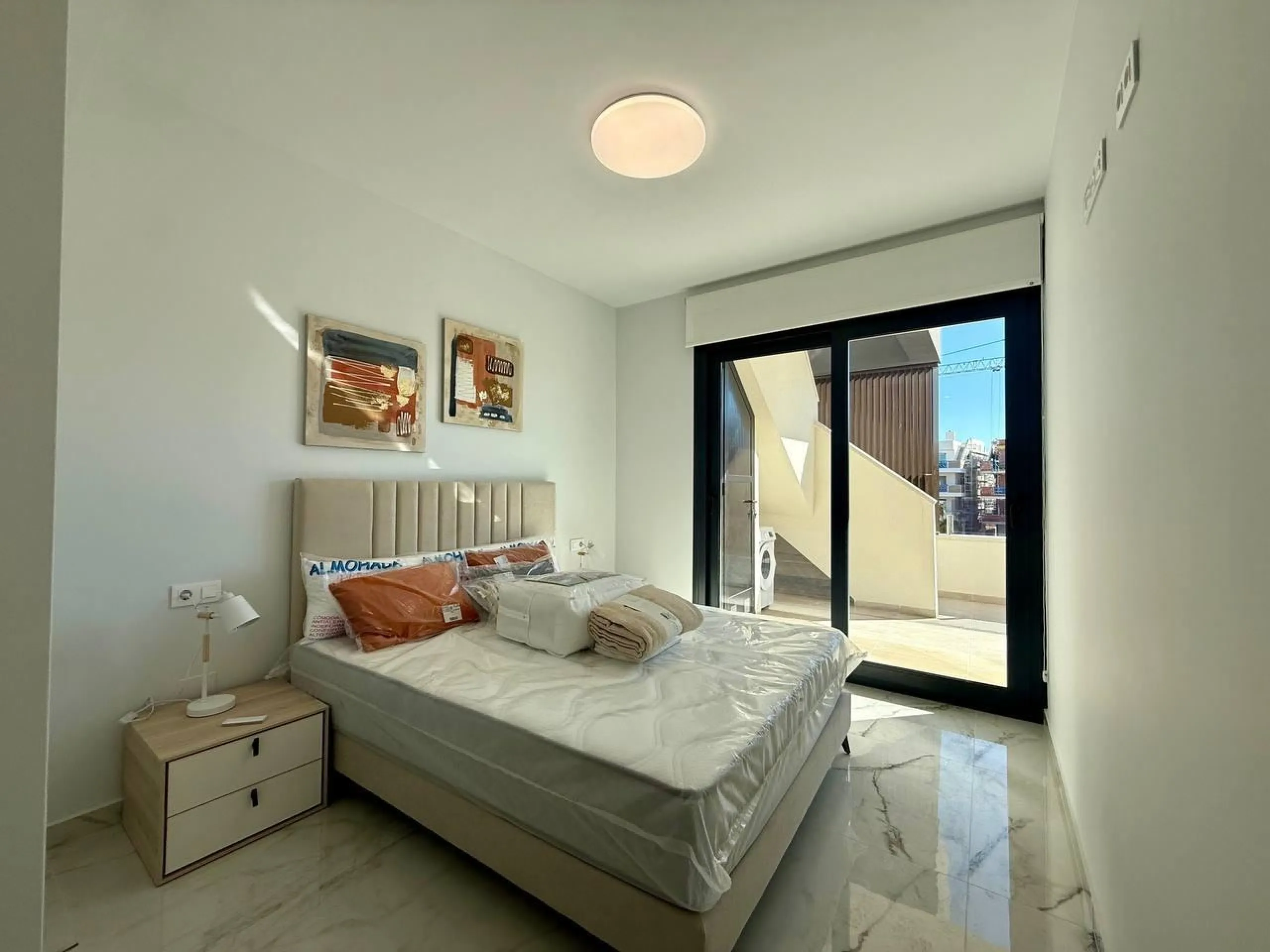 Apartamento completamente amueblado en Ático con dos plazas de aparcamiento, trastero, solárium privado 70m2, piscina comunitaria, gimnasio, sauna y jacuzzi.