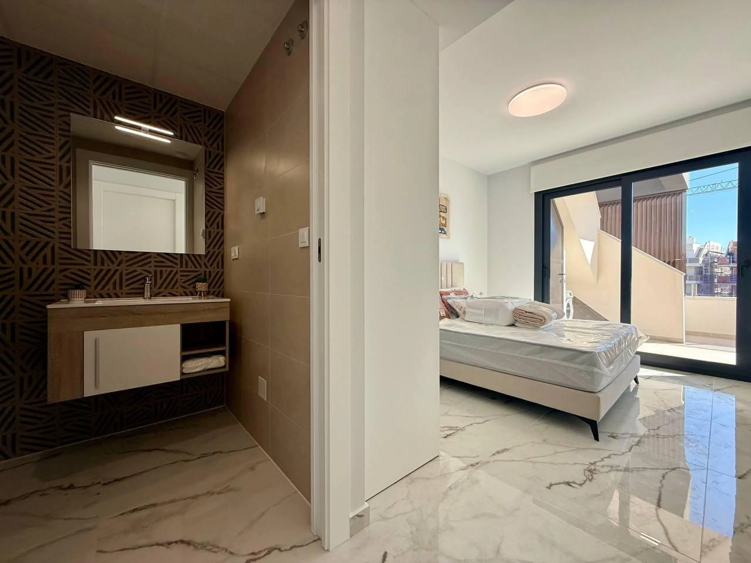 Apartamento completamente amueblado en Ático con dos plazas de aparcamiento, trastero, solárium privado 70m2, piscina comunitaria, gimnasio, sauna y jacuzzi.