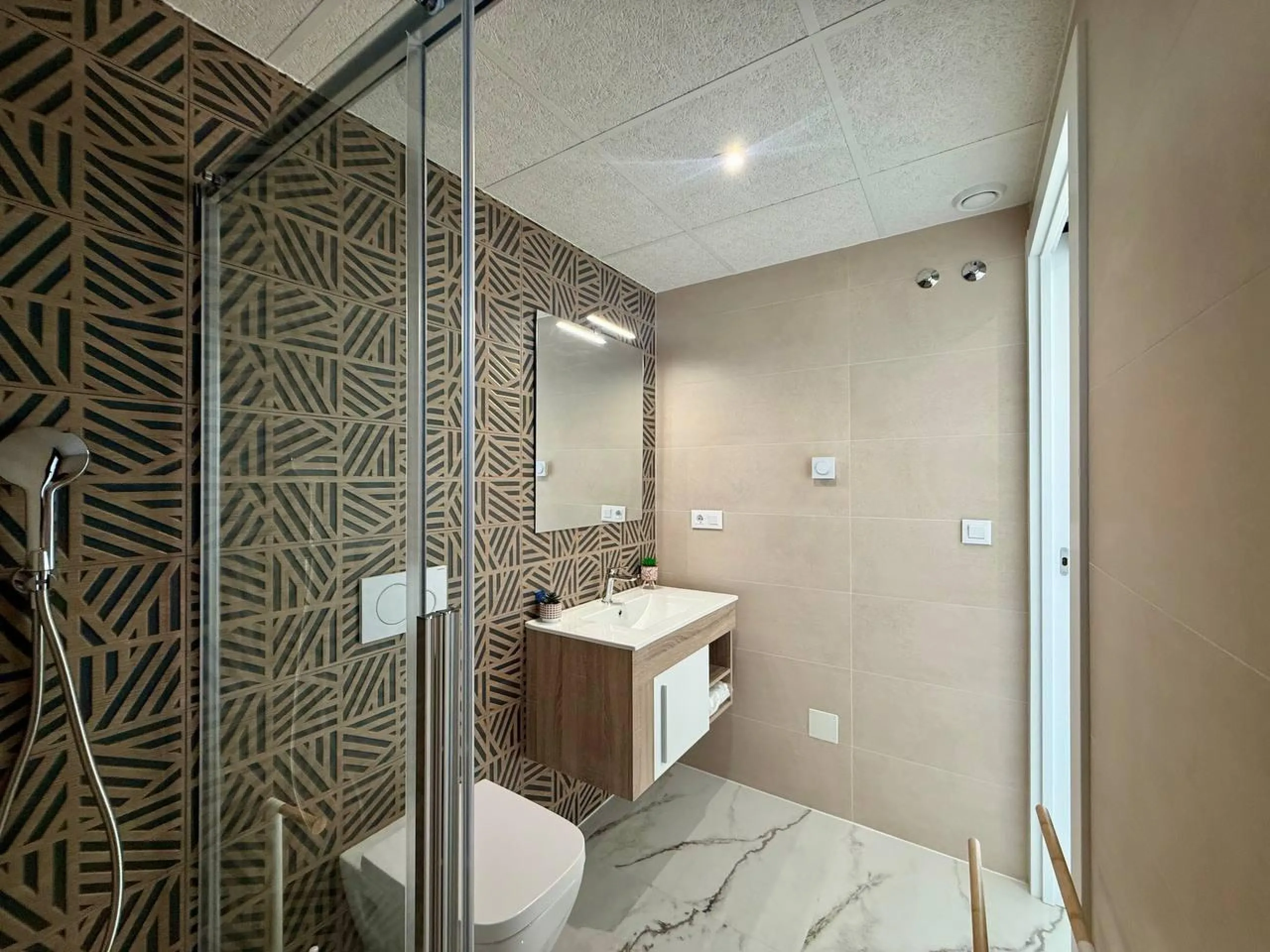 Apartamento completamente amueblado en Ático con dos plazas de aparcamiento, trastero, solárium privado 70m2, piscina comunitaria, gimnasio, sauna y jacuzzi.