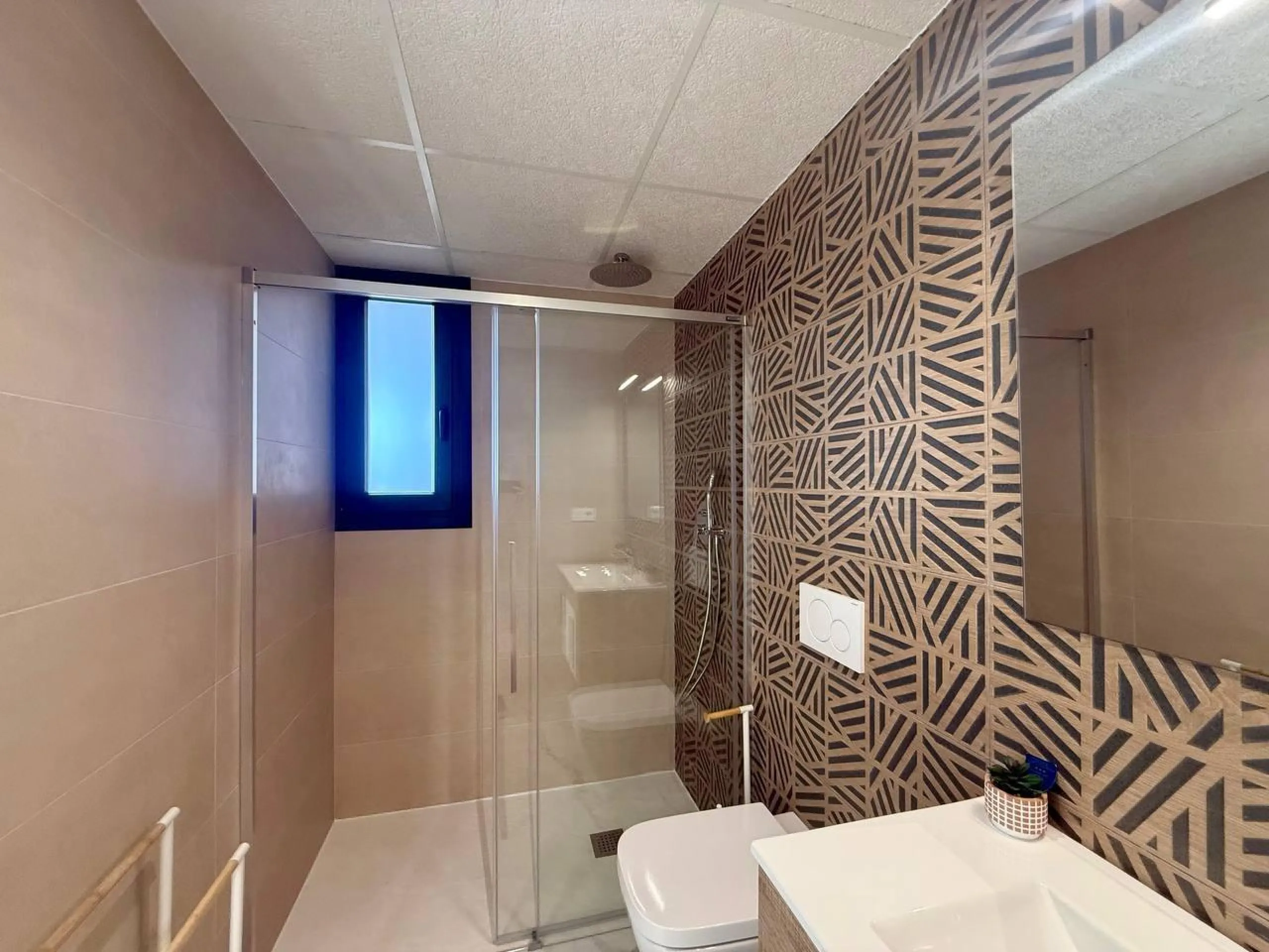 Apartamento completamente amueblado en Ático con dos plazas de aparcamiento, trastero, solárium privado 70m2, piscina comunitaria, gimnasio, sauna y jacuzzi.