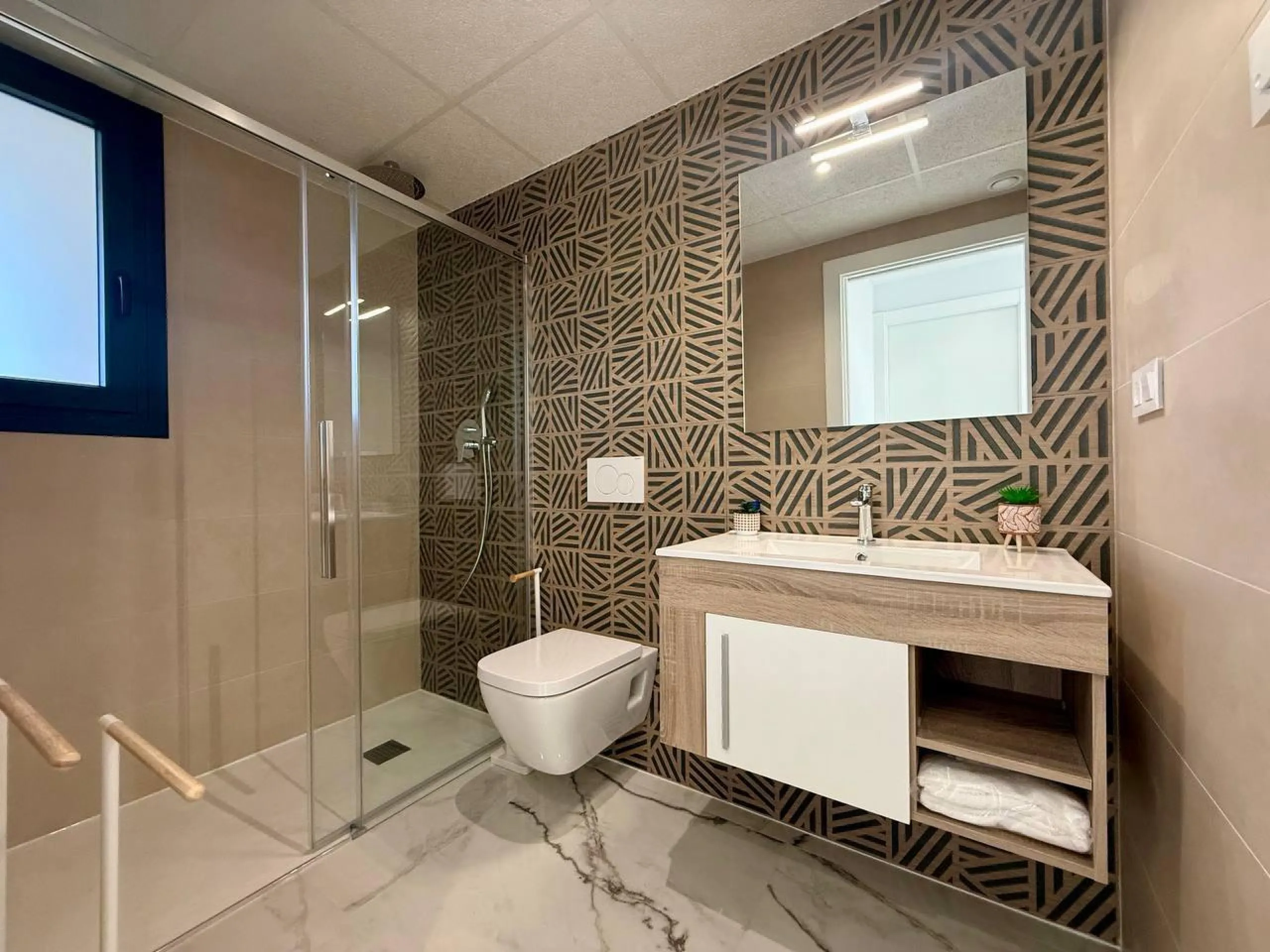 Apartamento completamente amueblado en Ático con dos plazas de aparcamiento, trastero, solárium privado 70m2, piscina comunitaria, gimnasio, sauna y jacuzzi.