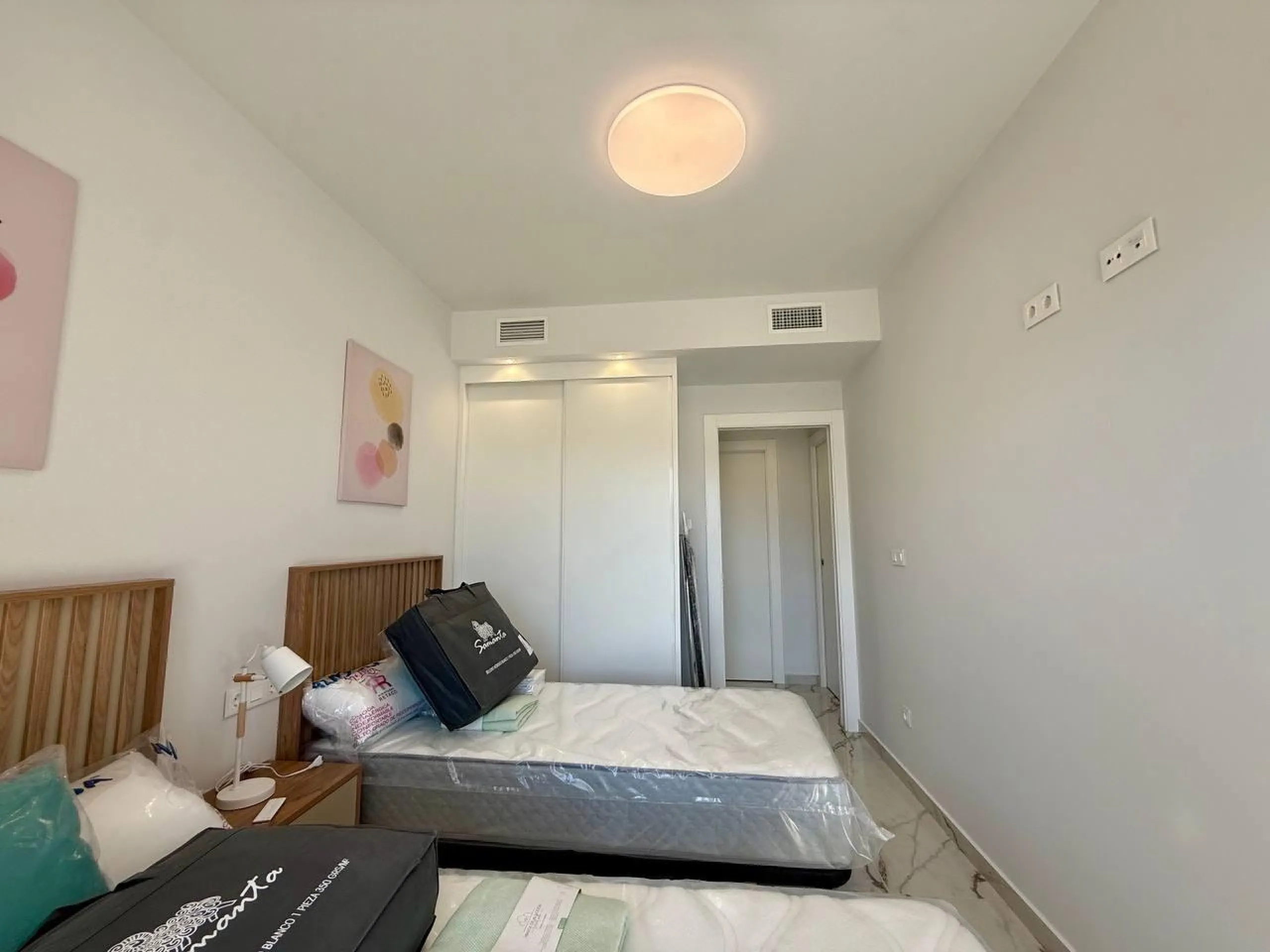Apartamento completamente amueblado en Ático con dos plazas de aparcamiento, trastero, solárium privado 70m2, piscina comunitaria, gimnasio, sauna y jacuzzi.