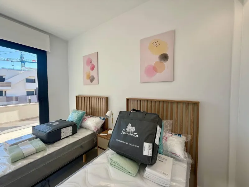 Apartamento completamente amueblado en Ático con dos plazas de aparcamiento, trastero, solárium privado 70m2, piscina comunitaria, gimnasio, sauna y jacuzzi.