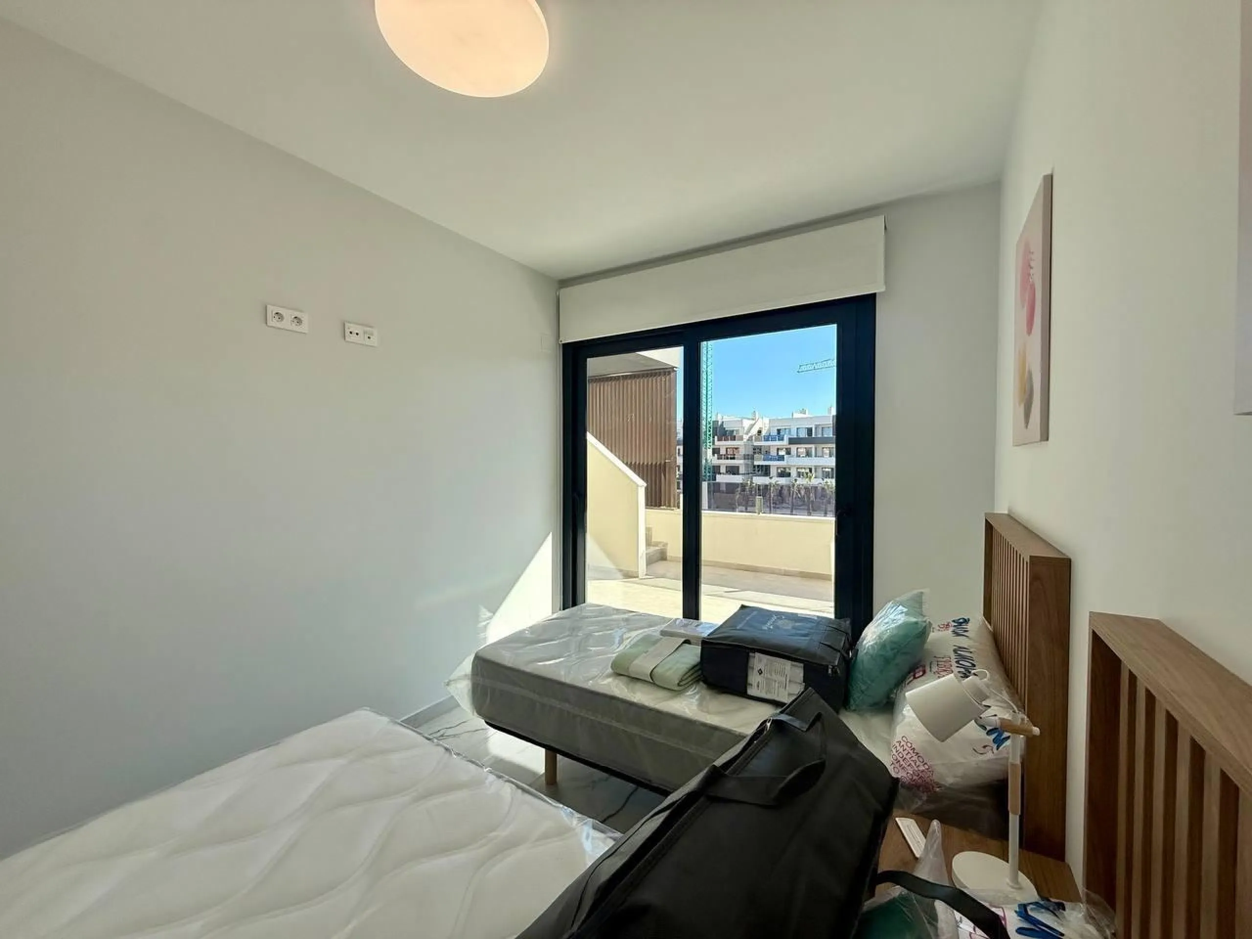Apartamento completamente amueblado en Ático con dos plazas de aparcamiento, trastero, solárium privado 70m2, piscina comunitaria, gimnasio, sauna y jacuzzi.