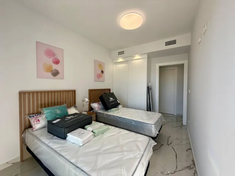 Apartamento completamente amueblado en Ático con dos plazas de aparcamiento, trastero, solárium privado 70m2, piscina comunitaria, gimnasio, sauna y jacuzzi.