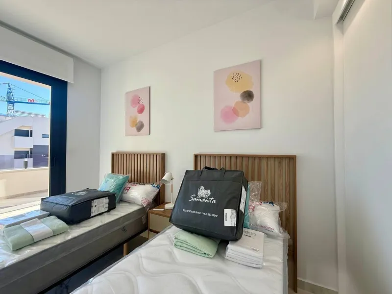 Apartamento completamente amueblado en Ático con dos plazas de aparcamiento, trastero, solárium privado 70m2, piscina comunitaria, gimnasio, sauna y jacuzzi.