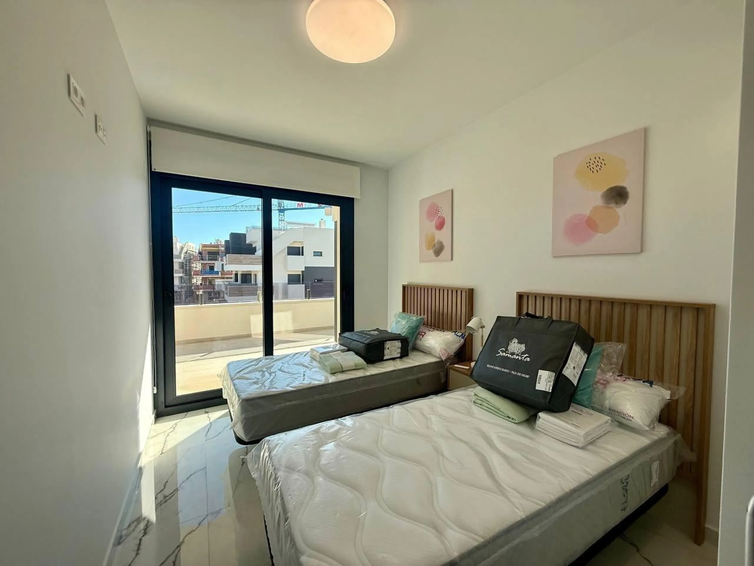 Apartamento completamente amueblado en Ático con dos plazas de aparcamiento, trastero, solárium privado 70m2, piscina comunitaria, gimnasio, sauna y jacuzzi.