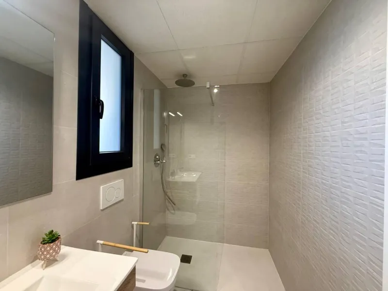 Apartamento completamente amueblado en Ático con dos plazas de aparcamiento, trastero, solárium privado 70m2, piscina comunitaria, gimnasio, sauna y jacuzzi.