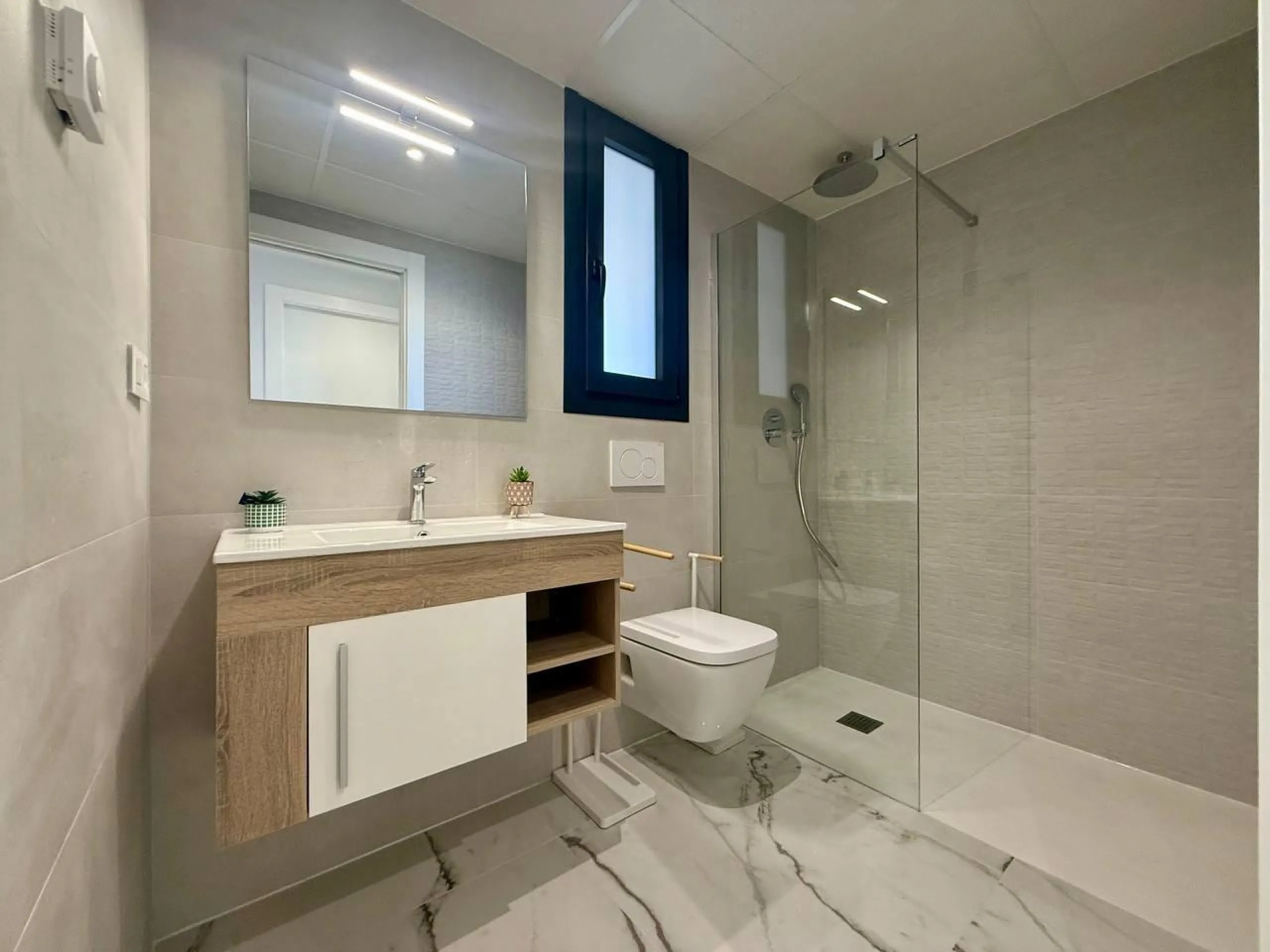 Apartamento completamente amueblado en Ático con dos plazas de aparcamiento, trastero, solárium privado 70m2, piscina comunitaria, gimnasio, sauna y jacuzzi.