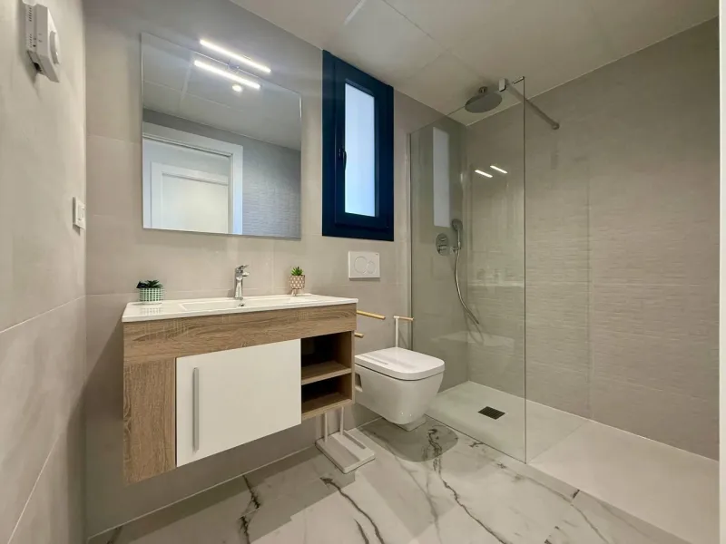 Apartamento completamente amueblado en Ático con dos plazas de aparcamiento, trastero, solárium privado 70m2, piscina comunitaria, gimnasio, sauna y jacuzzi.